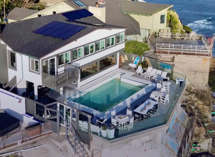 Maison equipee de panneaux solaires en toiture