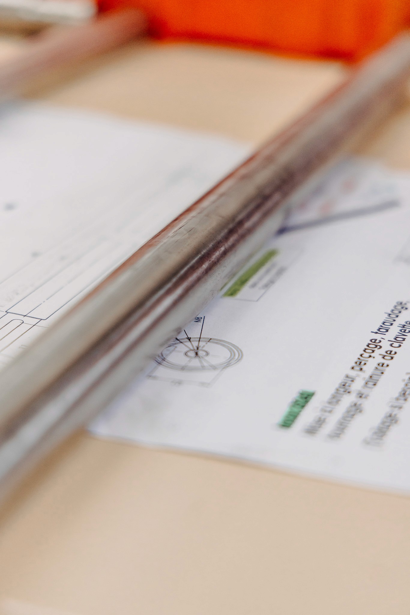 barre en inox usinée par MDM posée sur les plans de sa conception