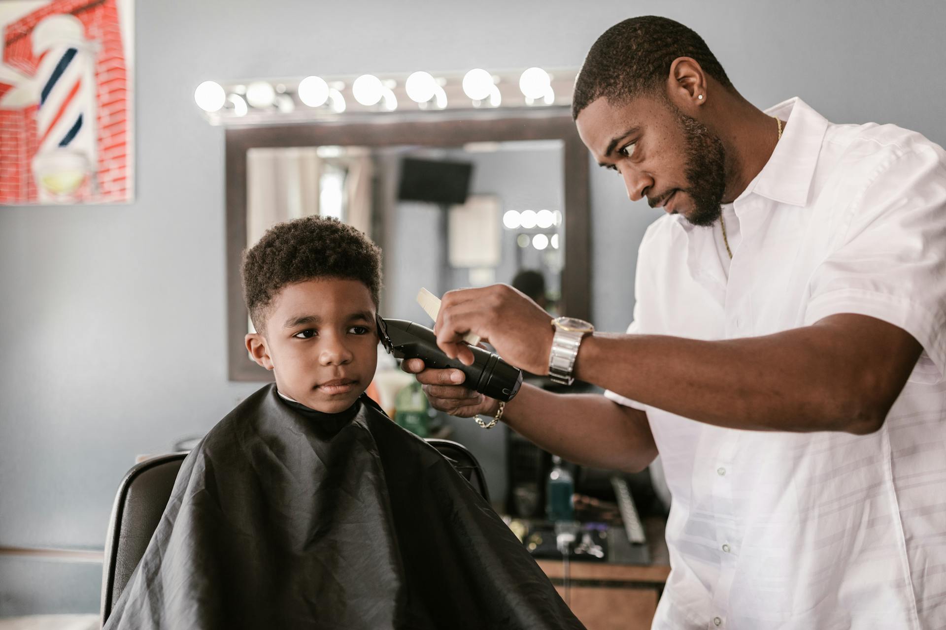 Barber cutting hair to a kid