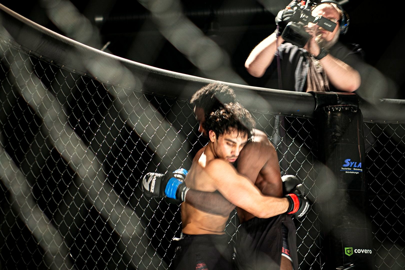 MMA-Training im Cage bei Elysium MMA München