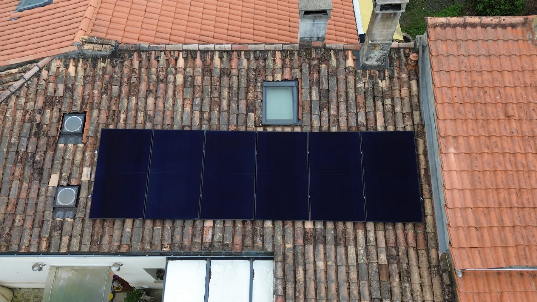 Photo d'une maison au Bouscat en Gironde équipée de panneaux photovoltaïques dont l'installation a été faite par Moon Énergie, powered by Solarock.