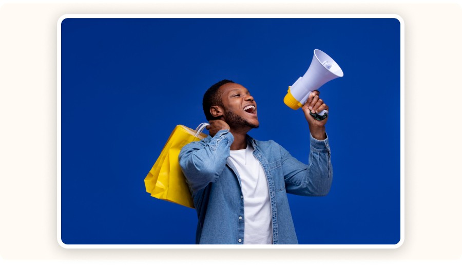 Homme avec sac de shopping criant dans un mégaphone, symbolisant la promotion et les techniques de marketing efficaces