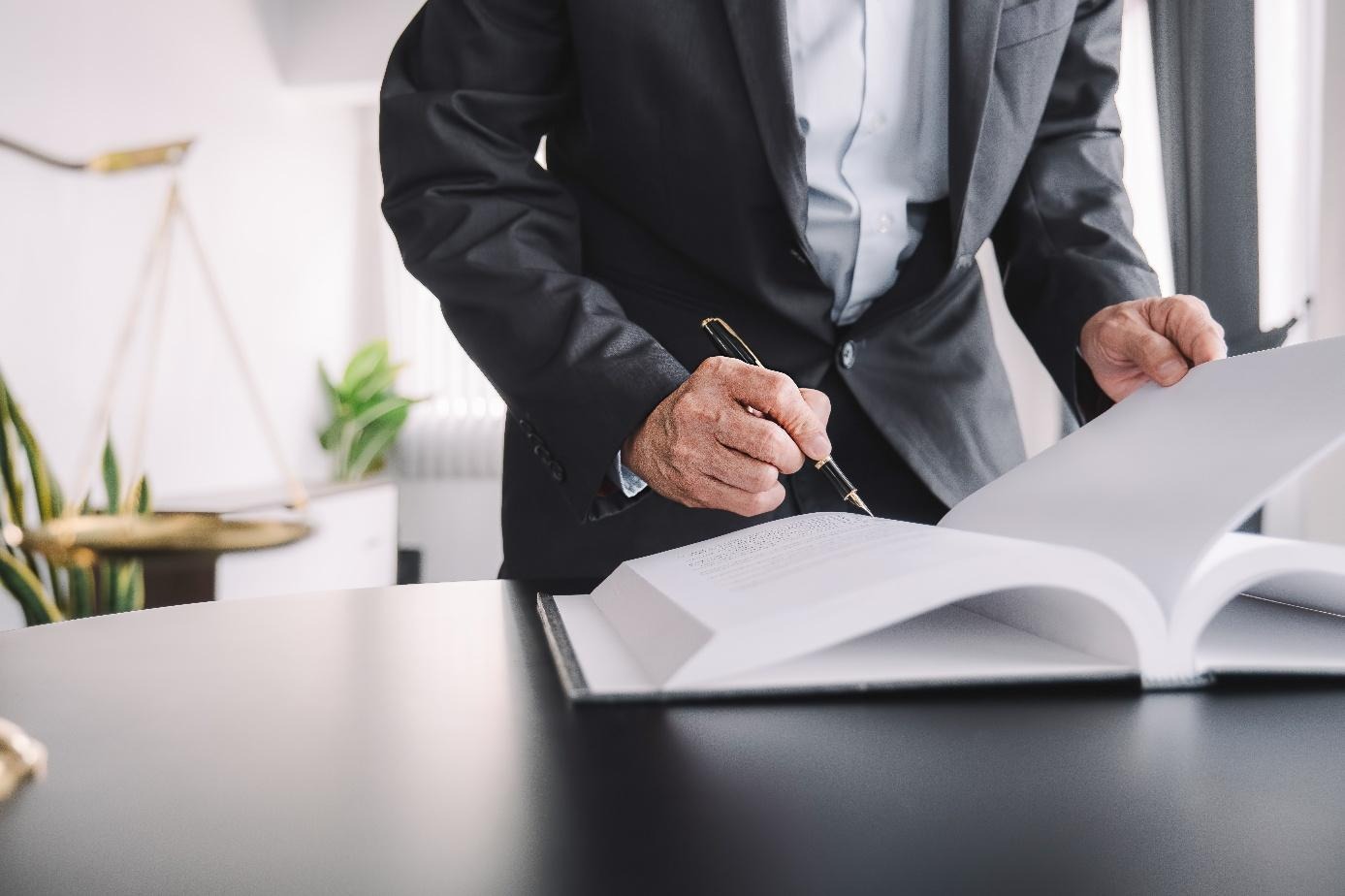 Une image contenant costume, personne, habits, intérieur
Le contenu généré par l’IA peut être incorrect.