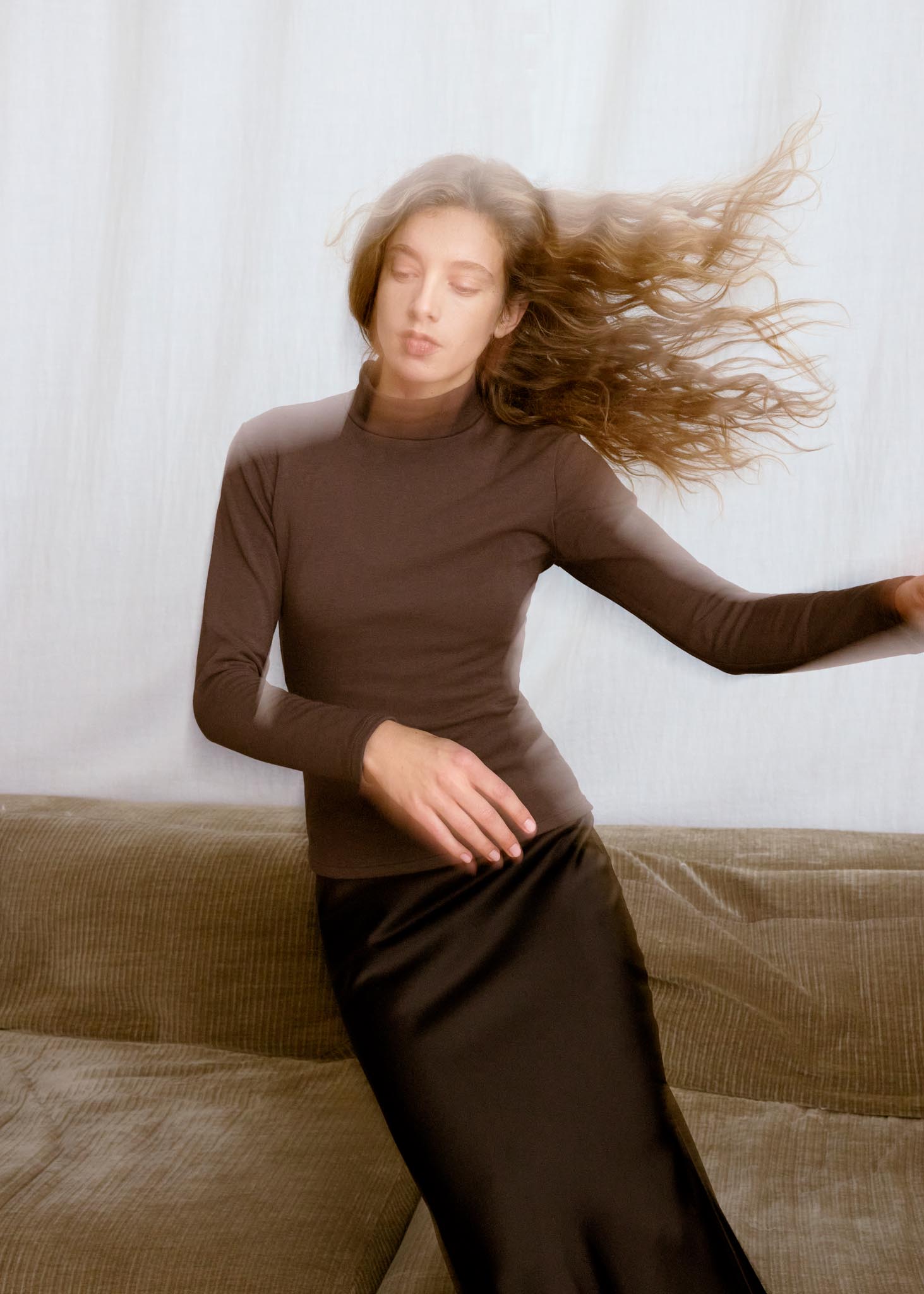 portrait flou montrant une femme se laissant tomber sur un canapé