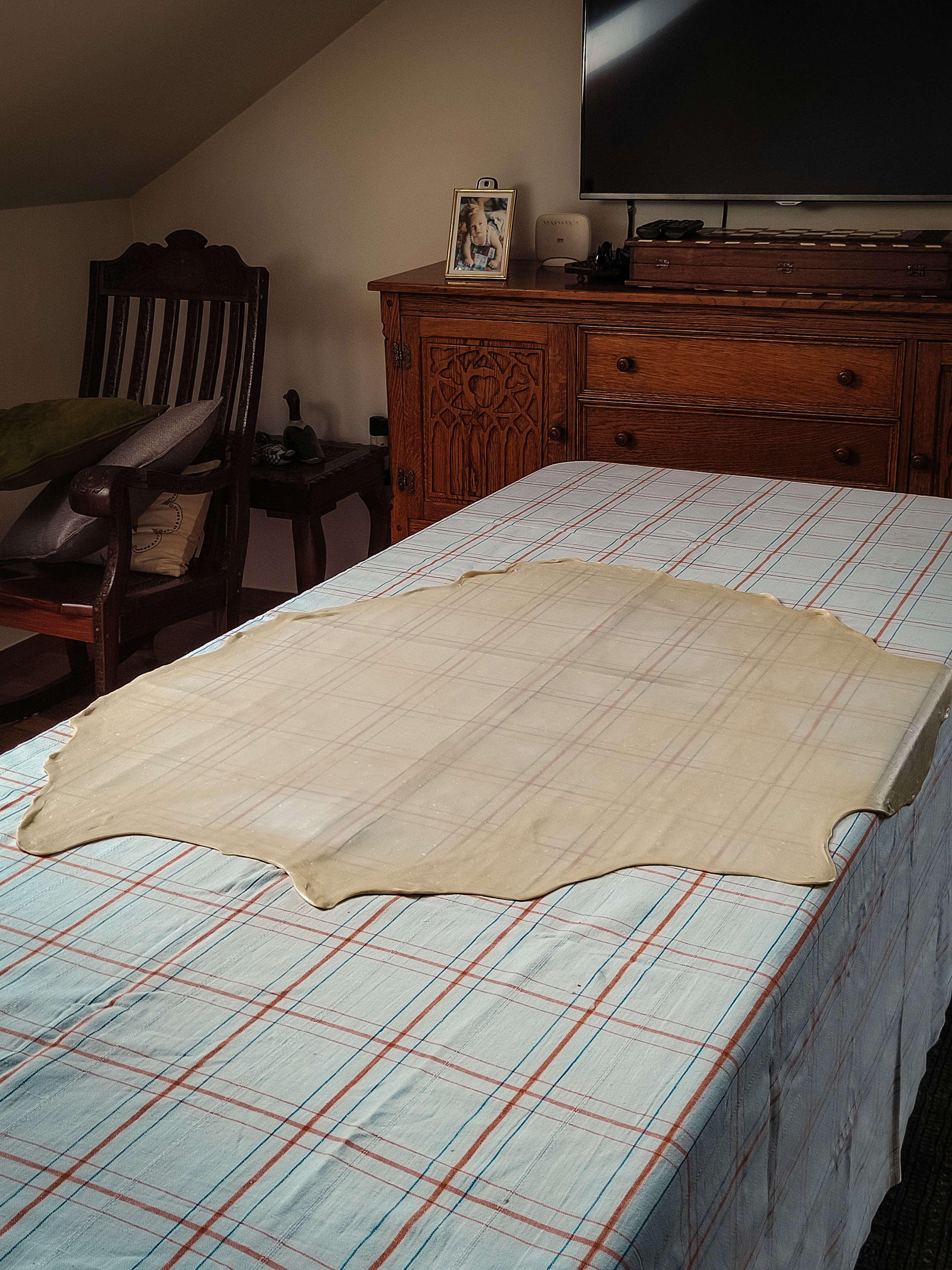 Ein Pitateig wartet auf Füllung