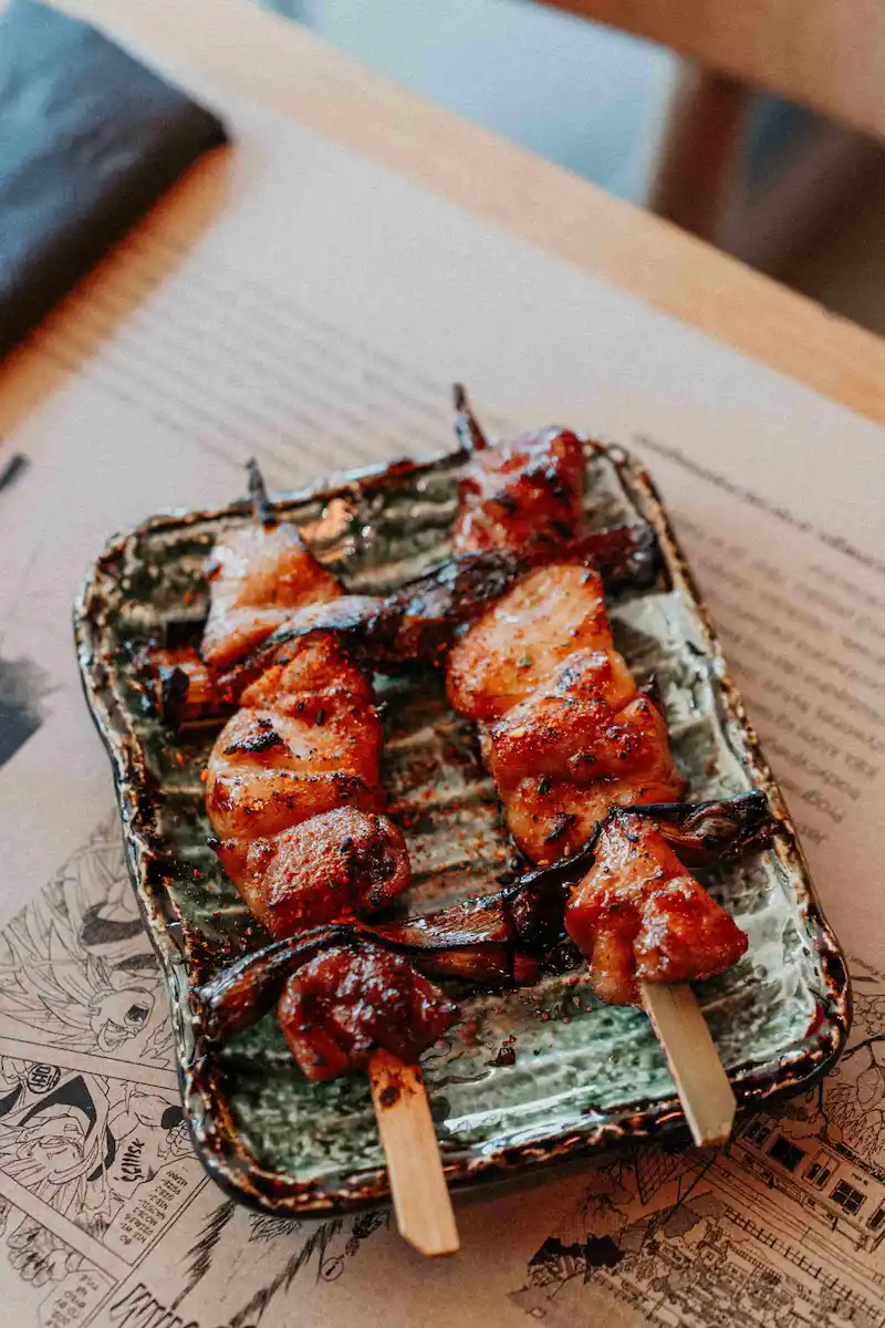 Yakitori kurczak z porem - Kucharz przygotowujący dania w Mugi Izakaya w Warszawie