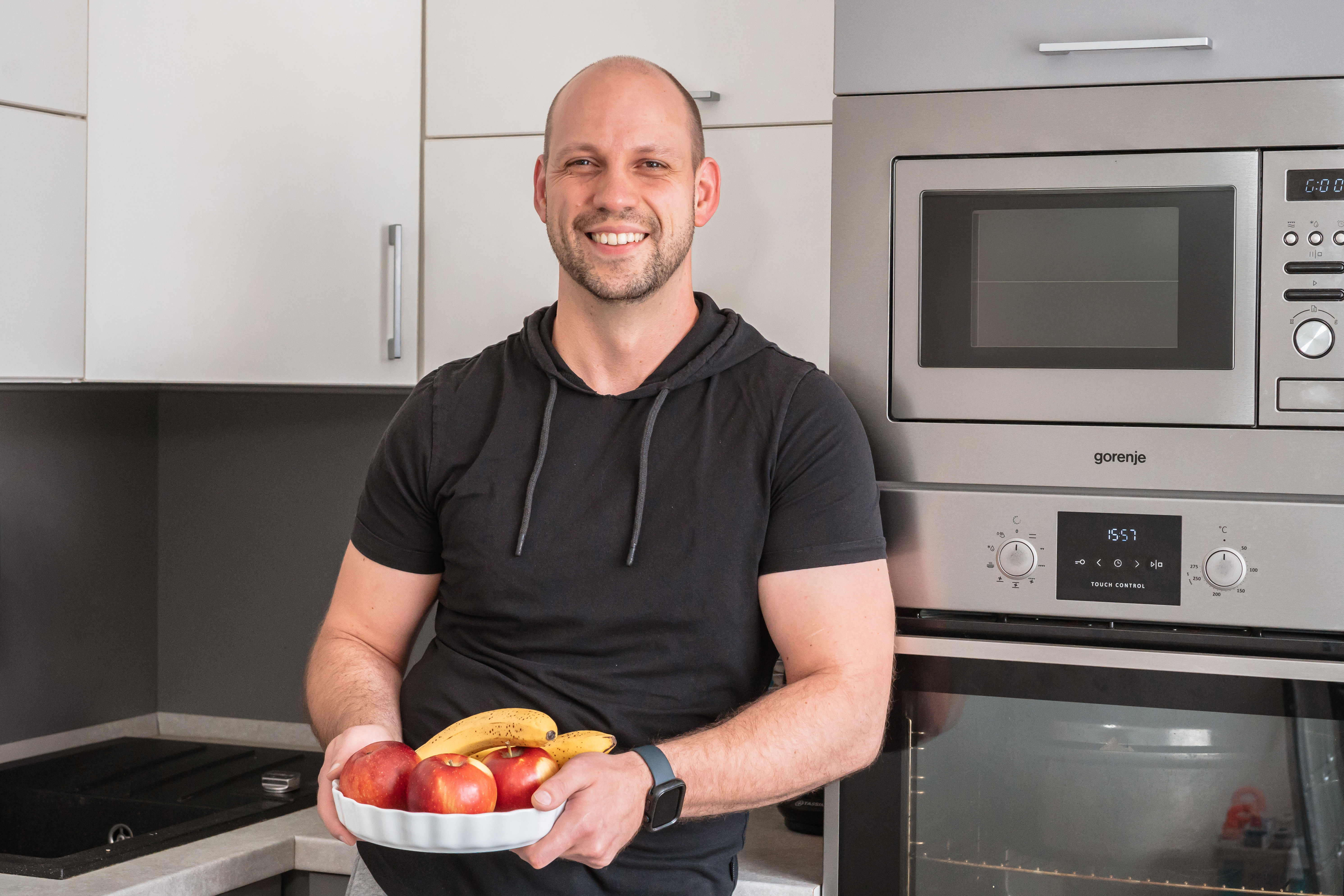 Výživový poradce Jan Kubálek drží mísu s ovocem jako symbol zdravé výživy