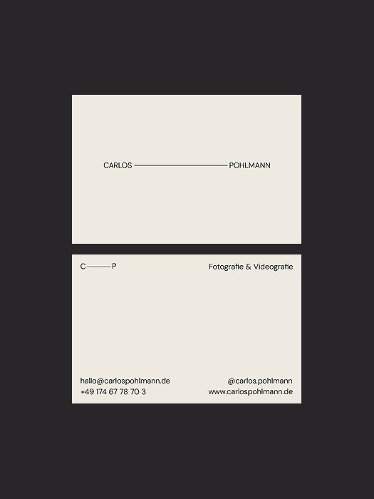 weiße Visitenkarten untereinander Vorderseite und Rueckseite auf schwarzem Hintergrund