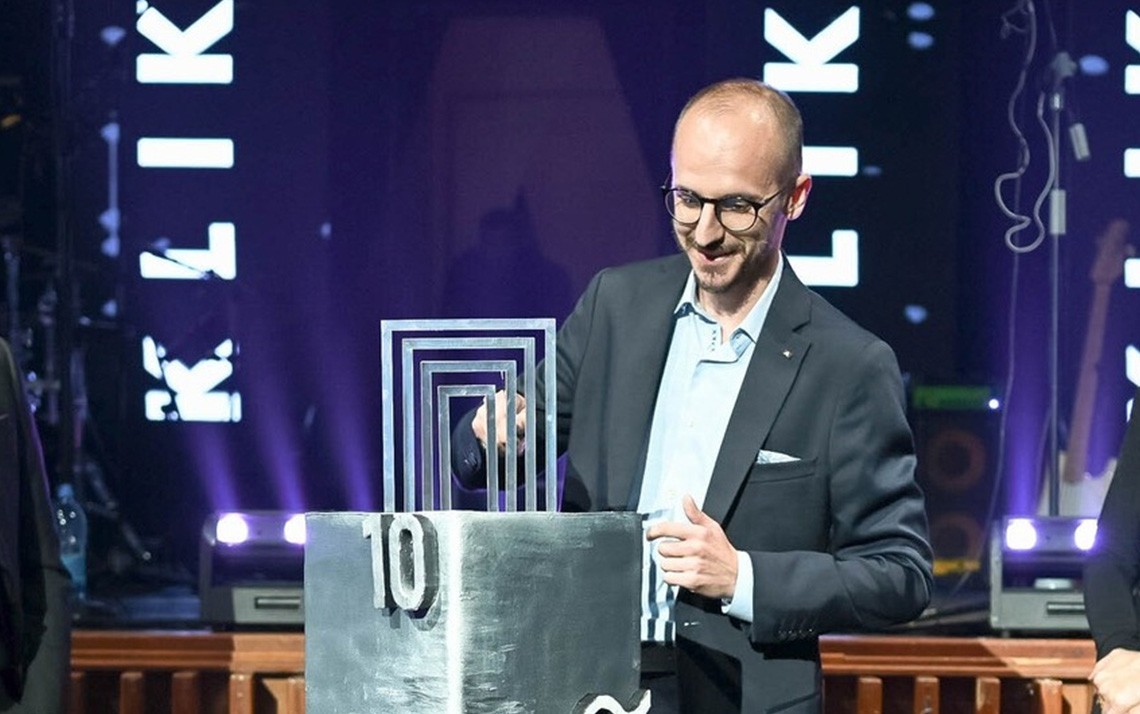 Klika employees and partners celebrating 10 years of growth