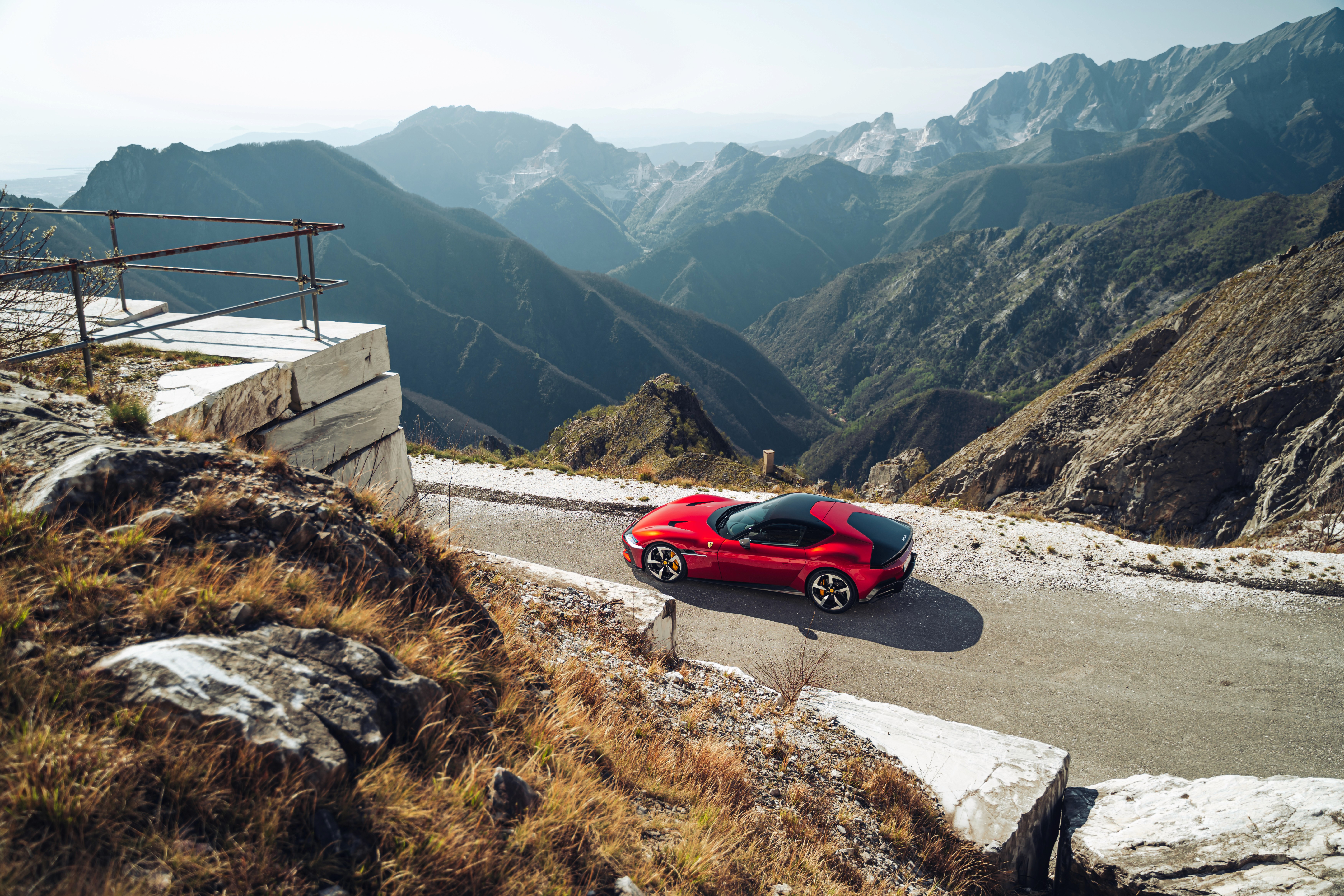 Foto dall'alto di Ferrari 12cilindri su strada di montagna