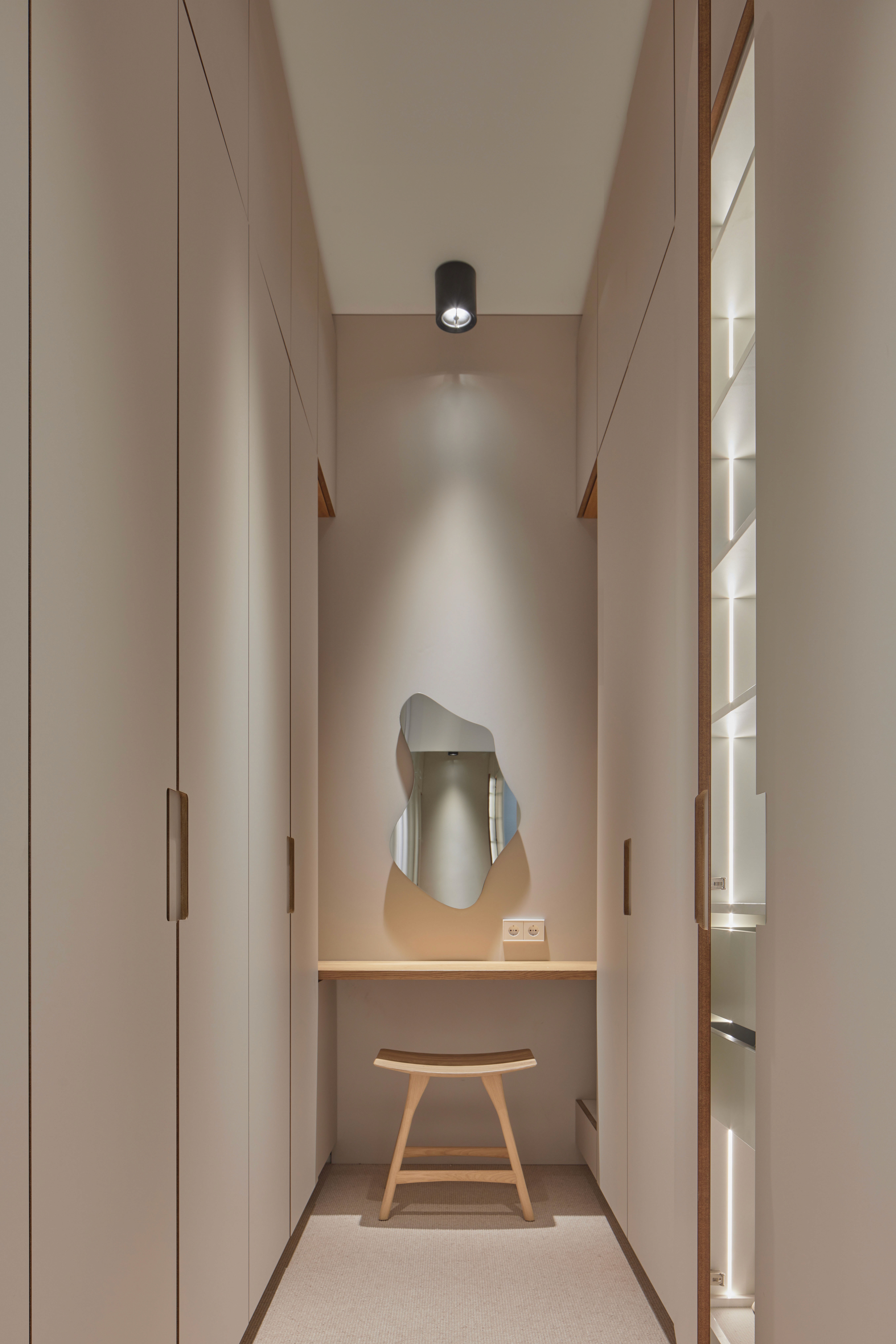 Positive Space, herenhuis - walk in closet powder table