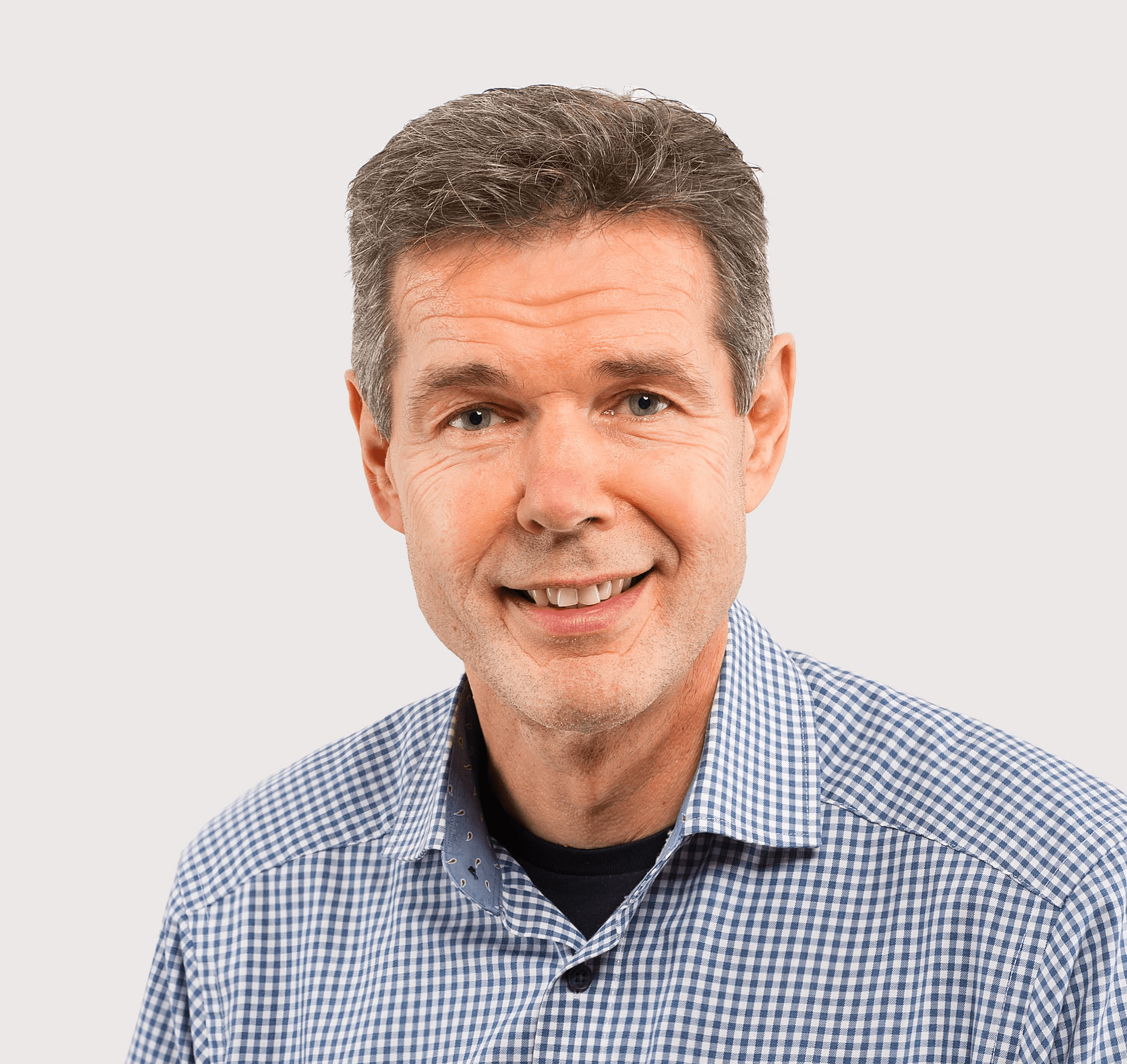 Portrait eines lächelnden Mannes mittleren Alters, kariertes Hemd. Bürofoto.