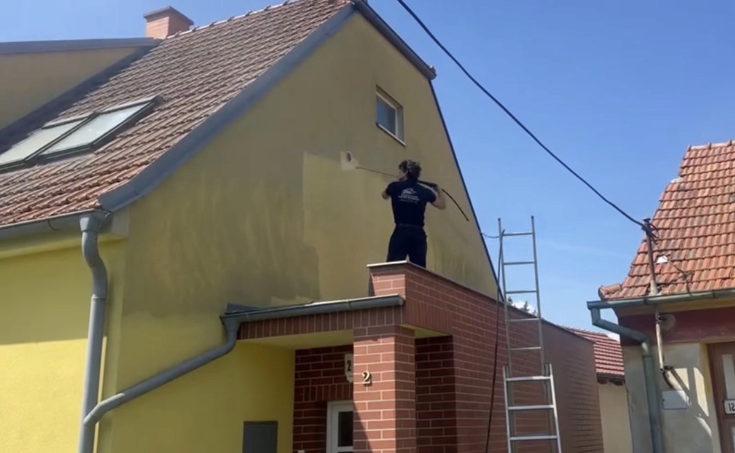 Čištění fasády rodinného domu od řas – MECHOFF