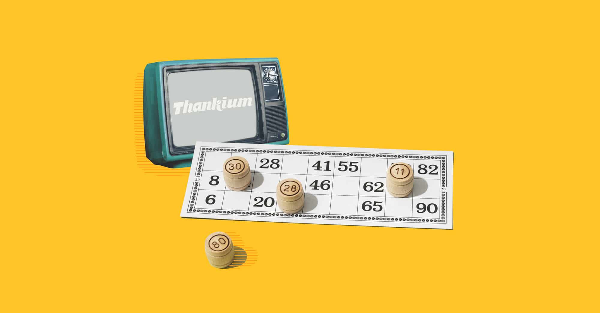 Juego de bingo con ficha sobre cartón y televisor retro de fondo.