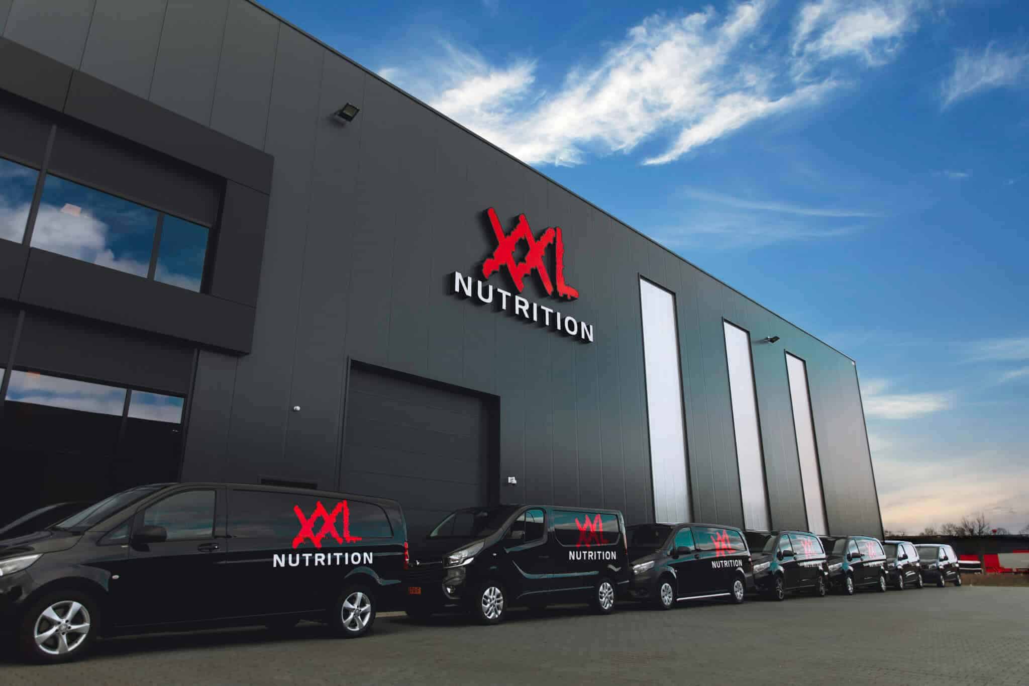 magazzino di XXL nutrition e auto con il logo del brand