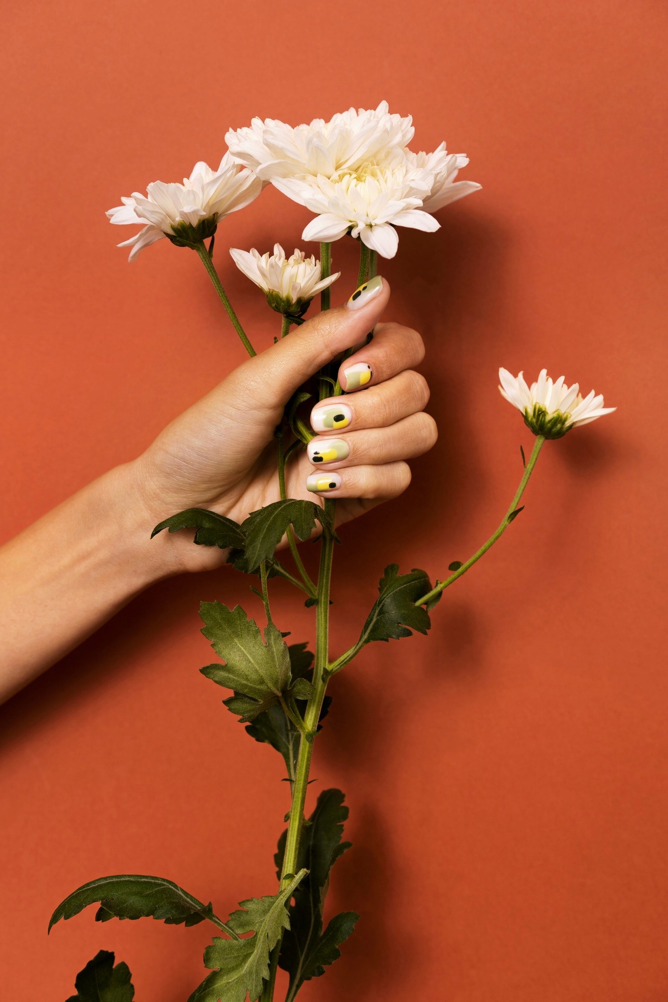 Geometrische Nageldesigns von Grund auf: Präzise Technik
