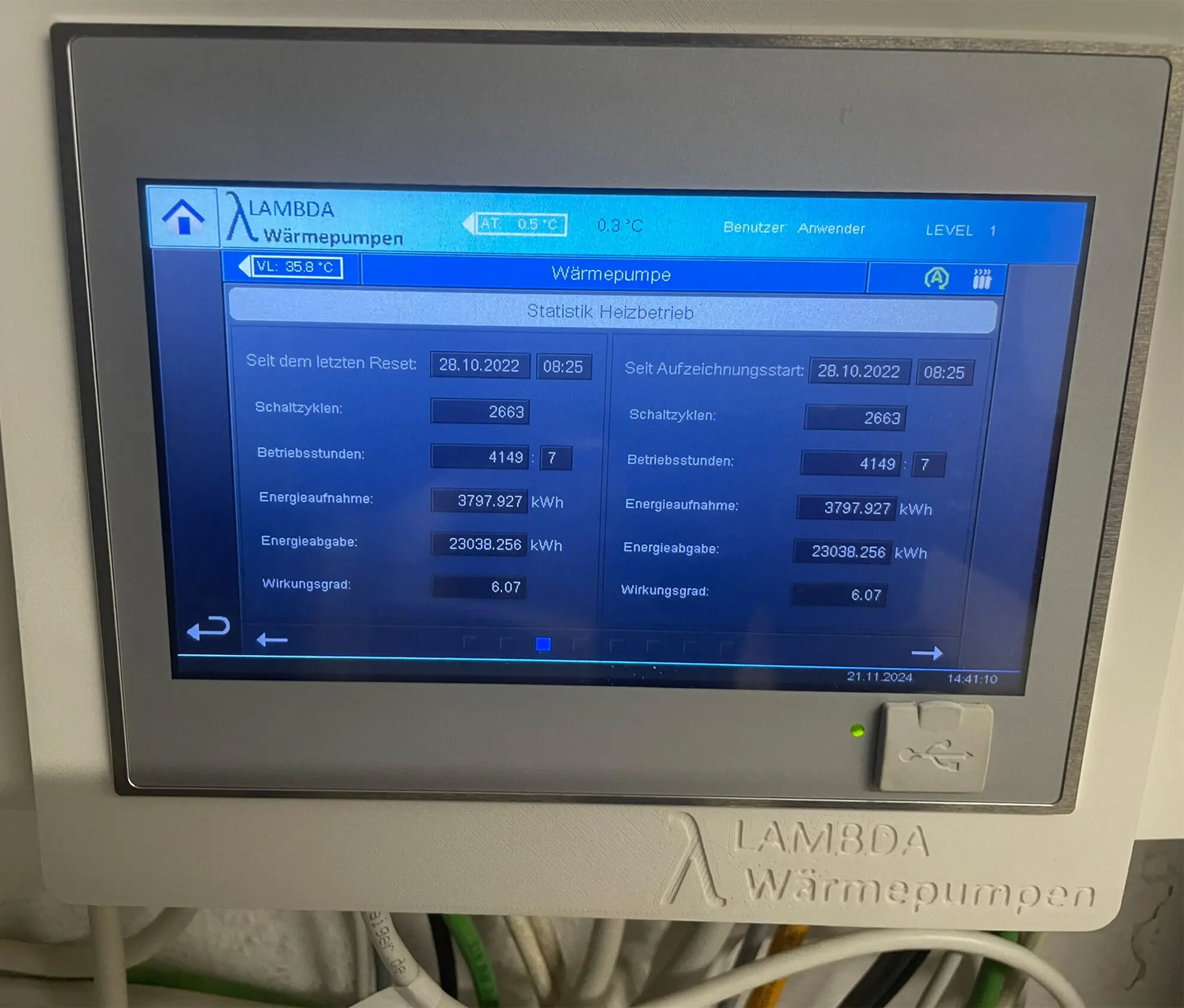 Technicus installeert de ventilator van een Lambda EUREKA warmtepomp