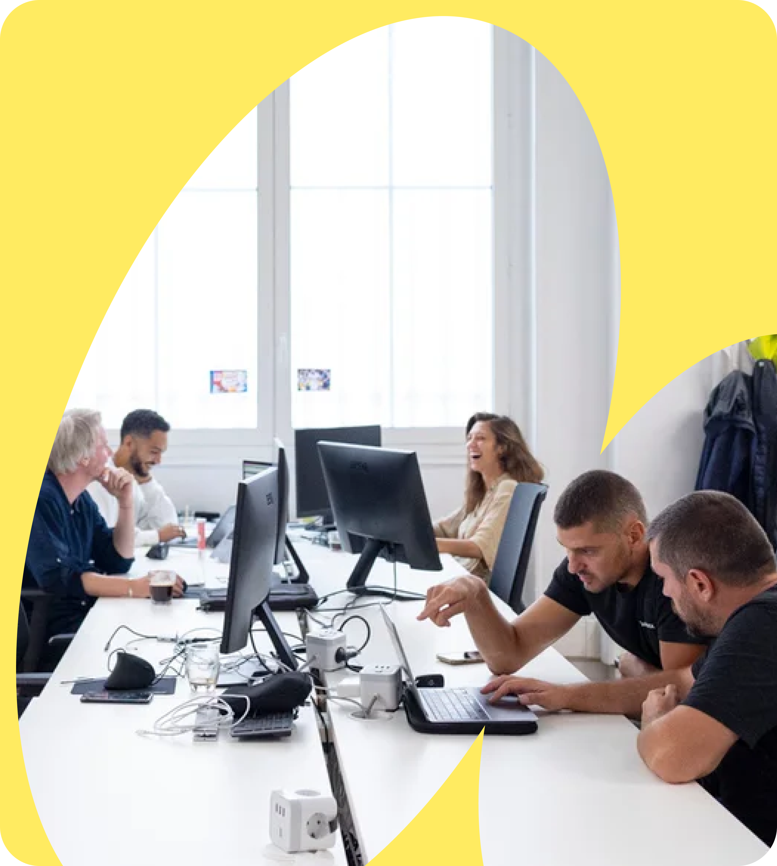 Photo de l’équipe Solarock dans les bureaux où des personnes travaillent et gèrent l’intégralité des projets d’installation de panneaux solaires.