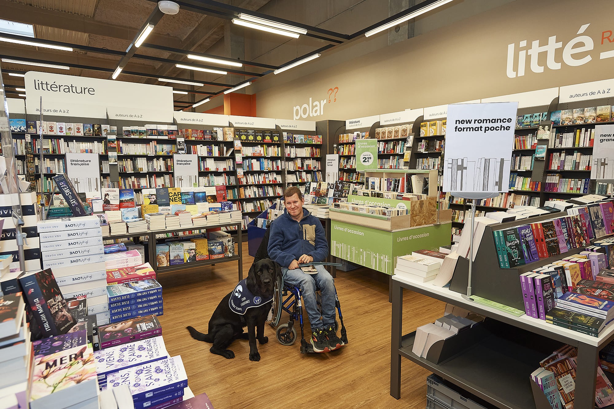 Hugo accompagné de son chien d’assistance Uzo, photographiés par Frédéric Bourcier chez Cultura Villefranche dans le cadre d’un reportage documentaire social pour Handi’Chiens.