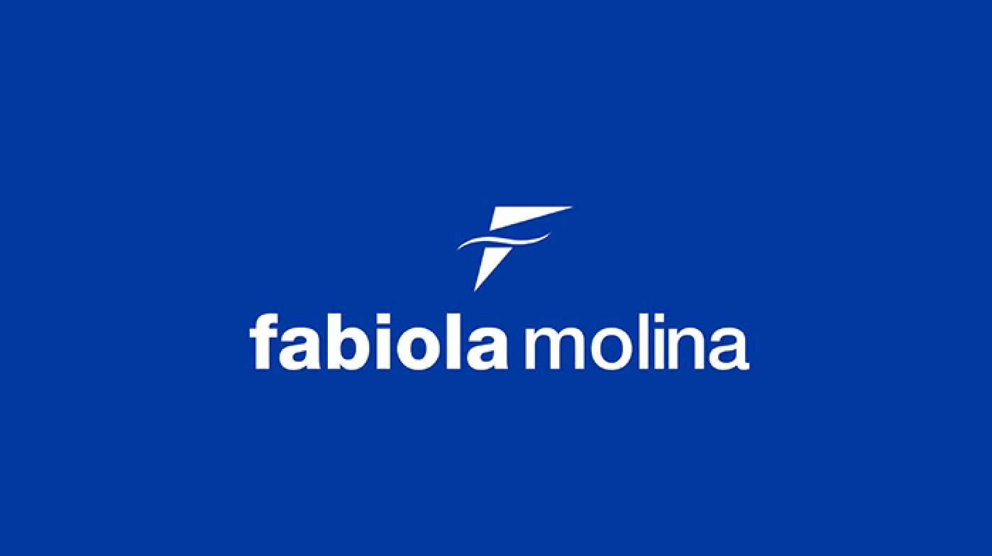 Logotipo anterior da marca Fabiola Molina: símbolo geométrico em branco com o nome em letras minúsculas sobre fundo azul