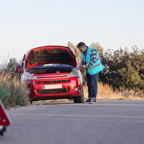 KFZ Gutachter prüft das Auto auf Schäden