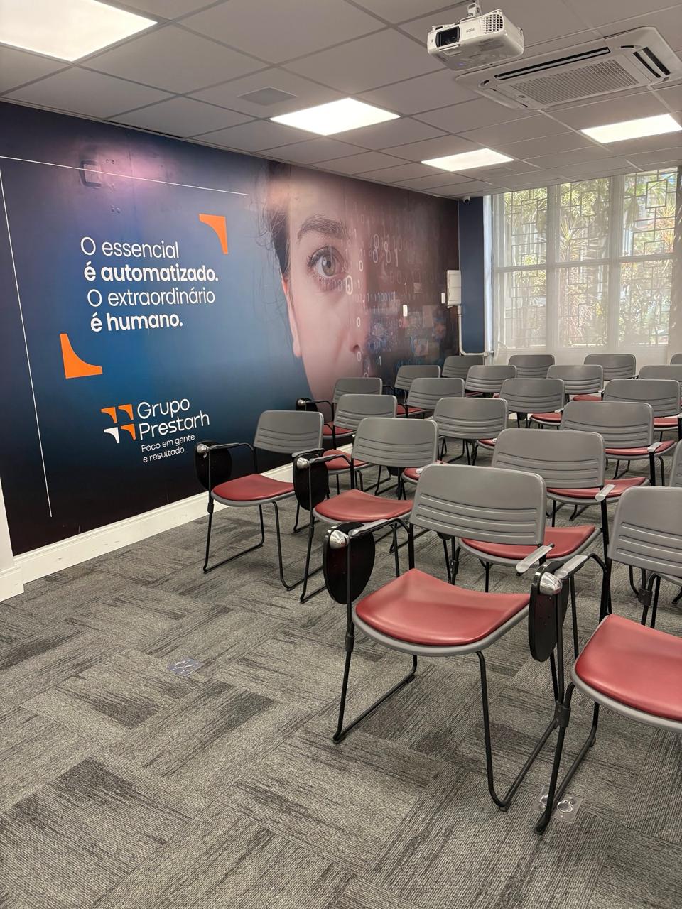 Auditório montado em formato de treinamento