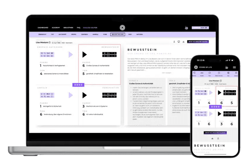 Mock-Up von einem Laptop und einem Handy, die jeweils die Benutzerberfläche der Below the Line Erweiterung von Codes of Life® ueigt. Sie ist unterteilt in die vier Quadrate die jeweils mit Bewusstsein, Perspektive, Energie-Aufnahme und Umfeld gekennzeichnet sind. In der Mitte sind die Buchstaben RRRR (die Variablen) Lila hervorgehoben. Rechts auf den Laptop ist dann ein langer ausführlicher Text zu sehen.