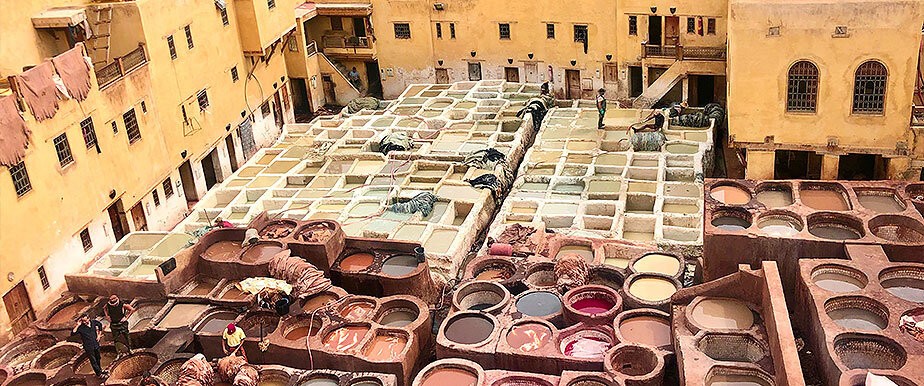 Artisan travaillant dans la médina historique de Fès