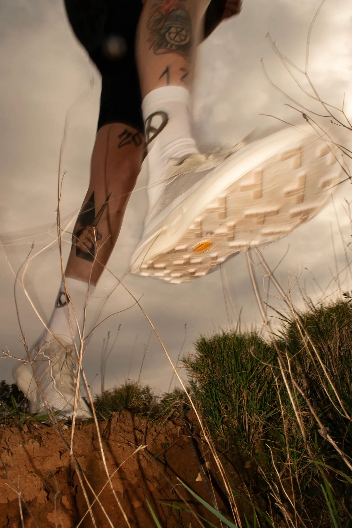 Gros plan sur les chaussures de course à pied techniques Norda en pleine action de trail.