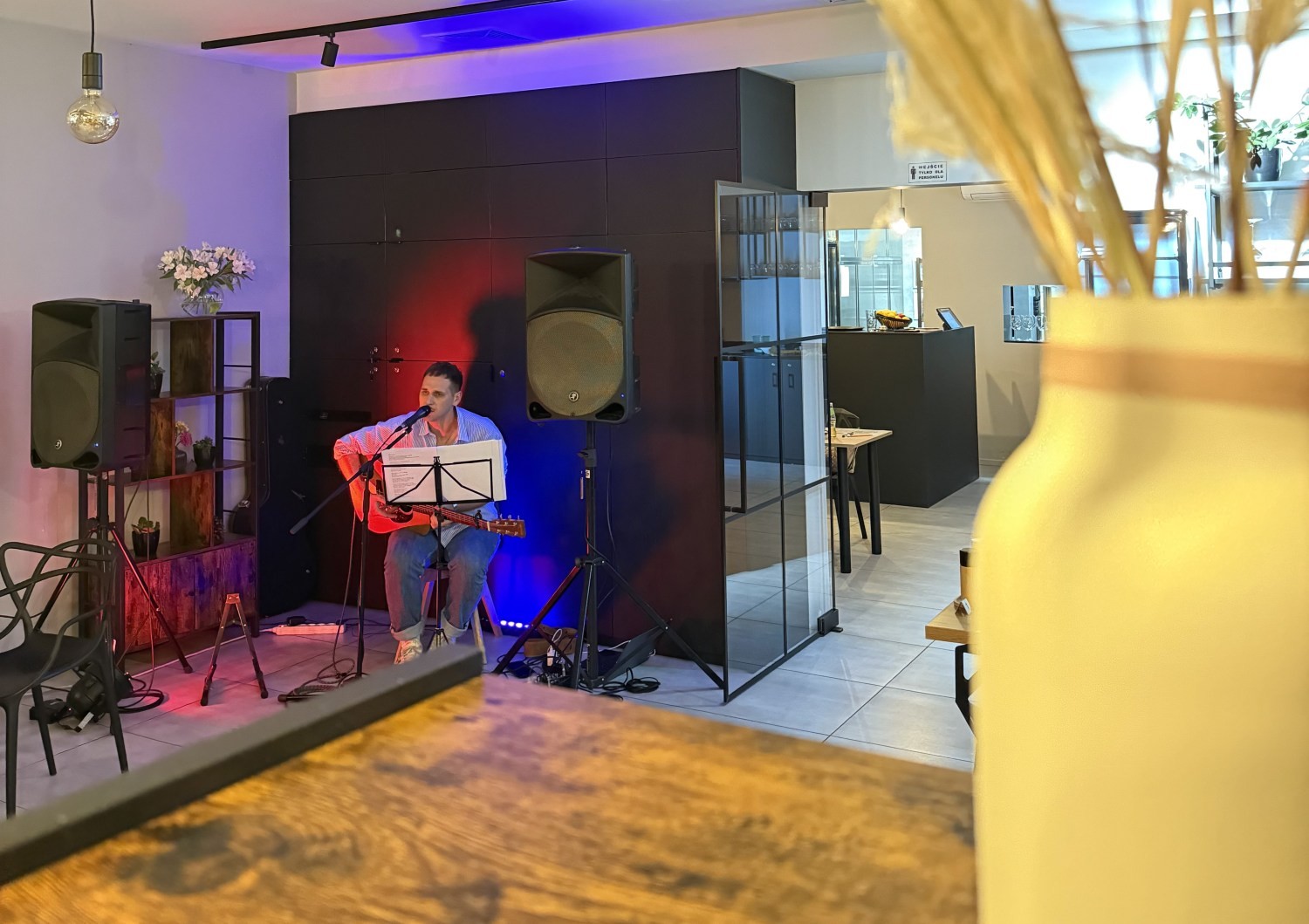 Muzyka na żywo w restauracji Niedźwiedzia 25 – kameralny występ gitarzysty podczas kolacji