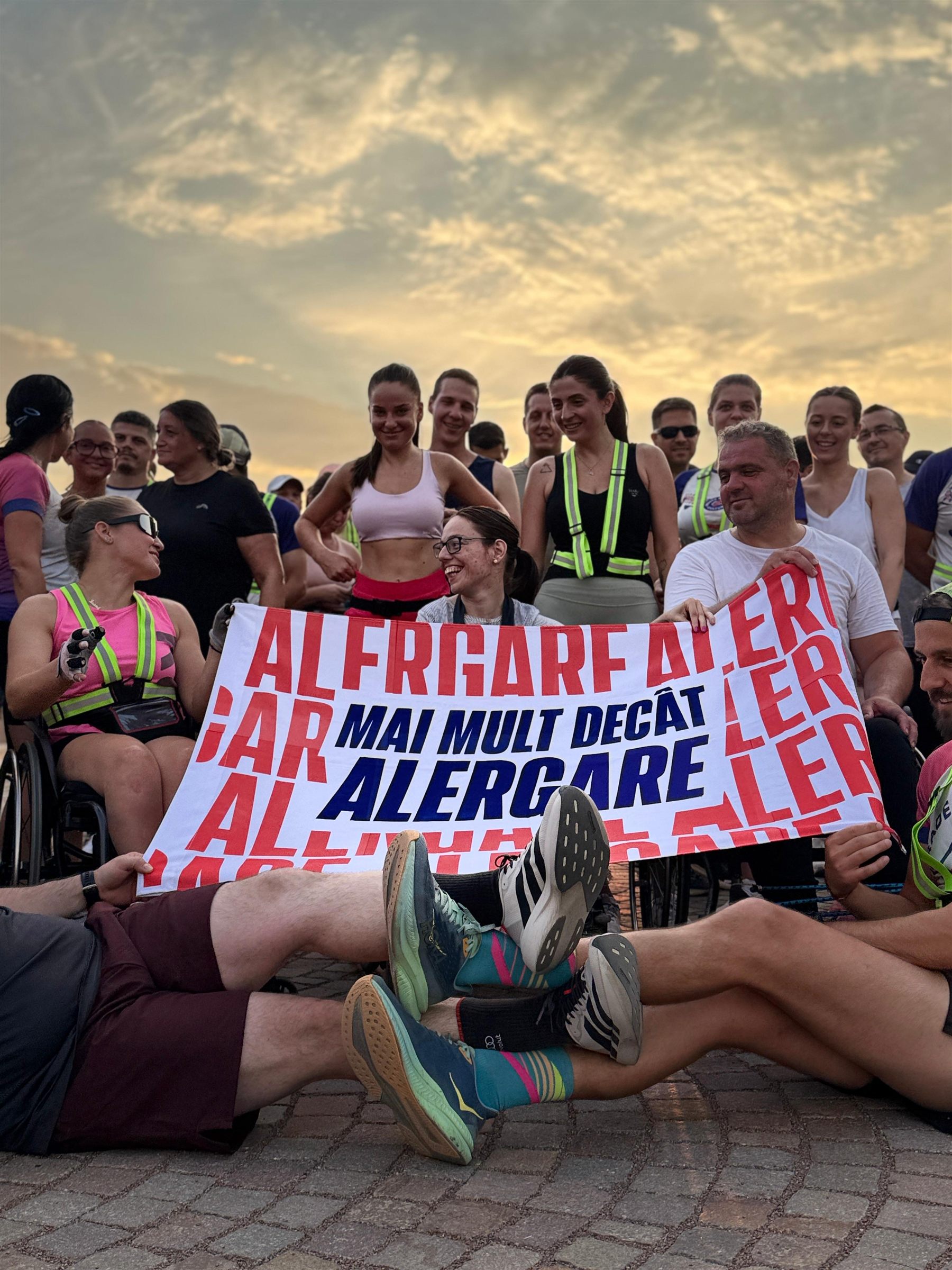 Participanții se adună în jurul mesajului „Alergarea e mai mult decât alergare”.