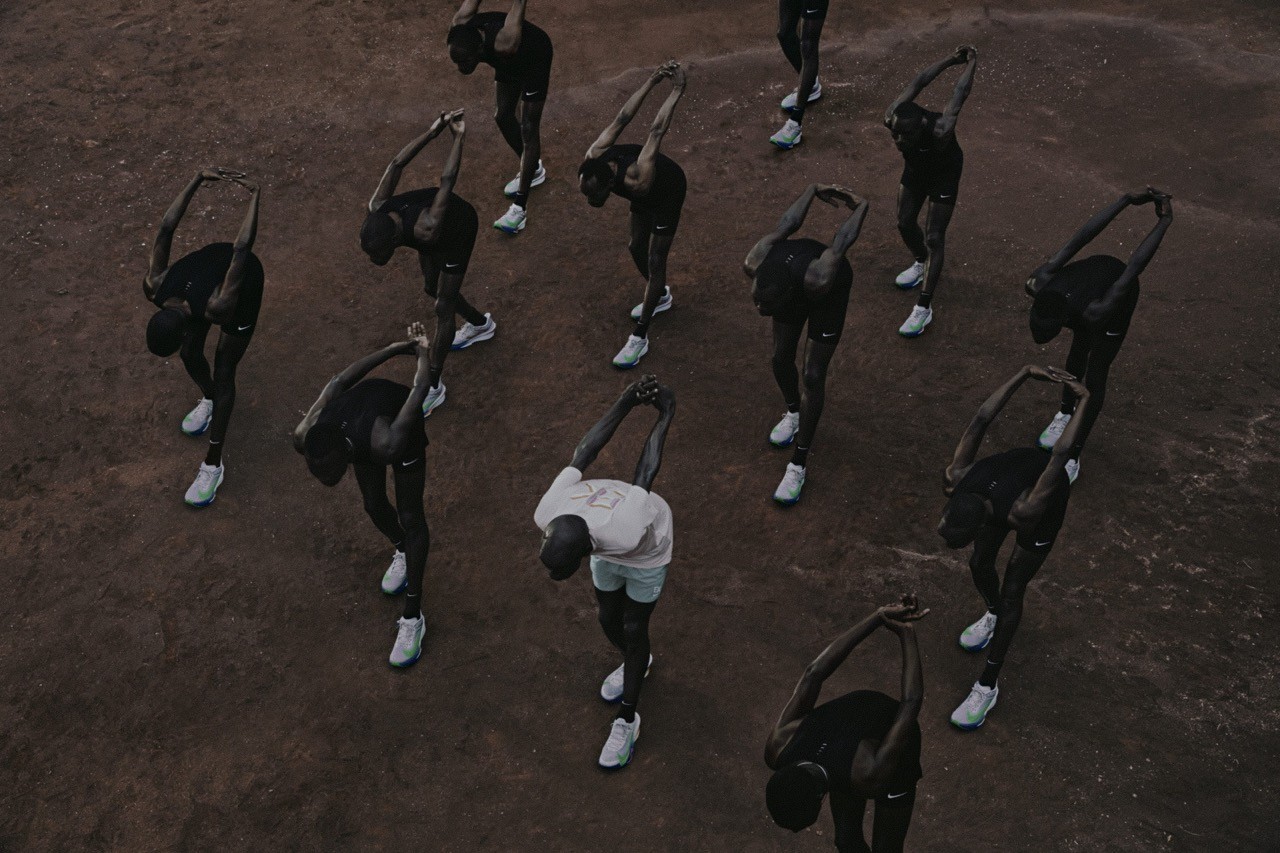groupe de personnes qui courent