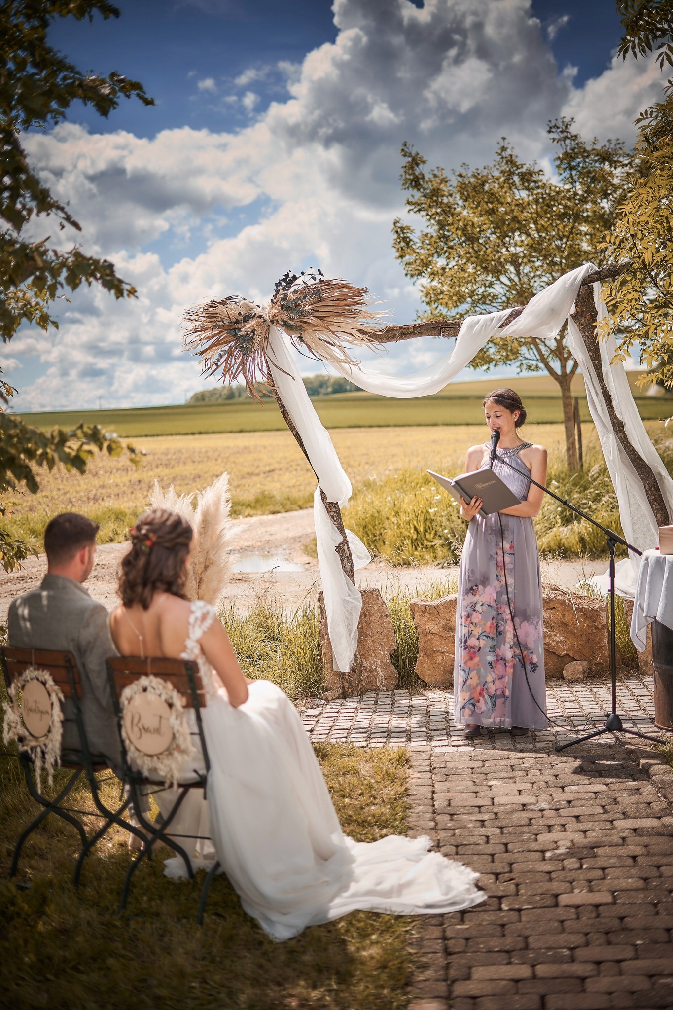 Eine kreative freie Trauung im Freien, geleitet von der Hochzeitsrednerin Marlena Wirth – gefunden auf marrymind