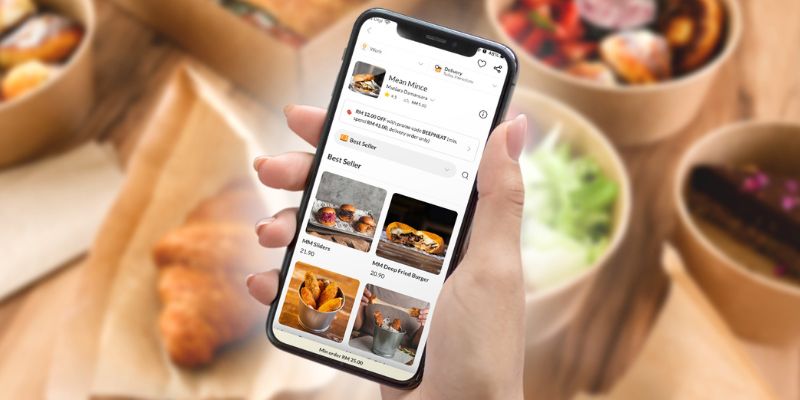 一位顾客正在餐厅通过手机点餐
