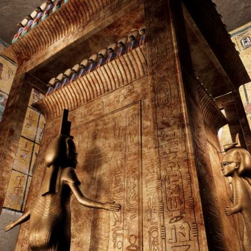 Interno di una tomba egizia antica con dettagliate incisioni e statue di divinità davanti a un grande sarcofago dorato.