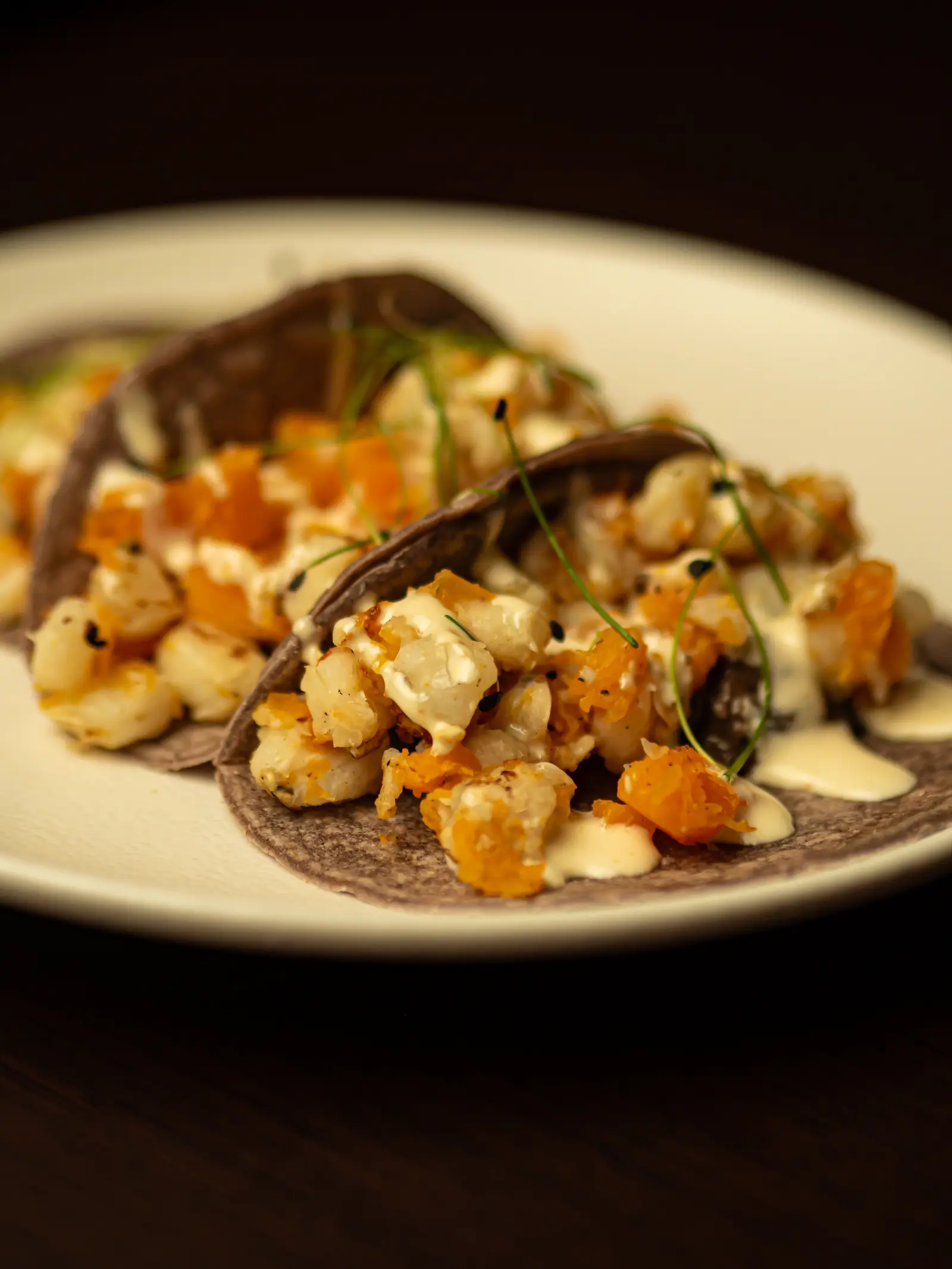 Tacos de milpa con calabaza, maíz cacahuazintle y frijol sobre tortilla de maíz nixtamalizado