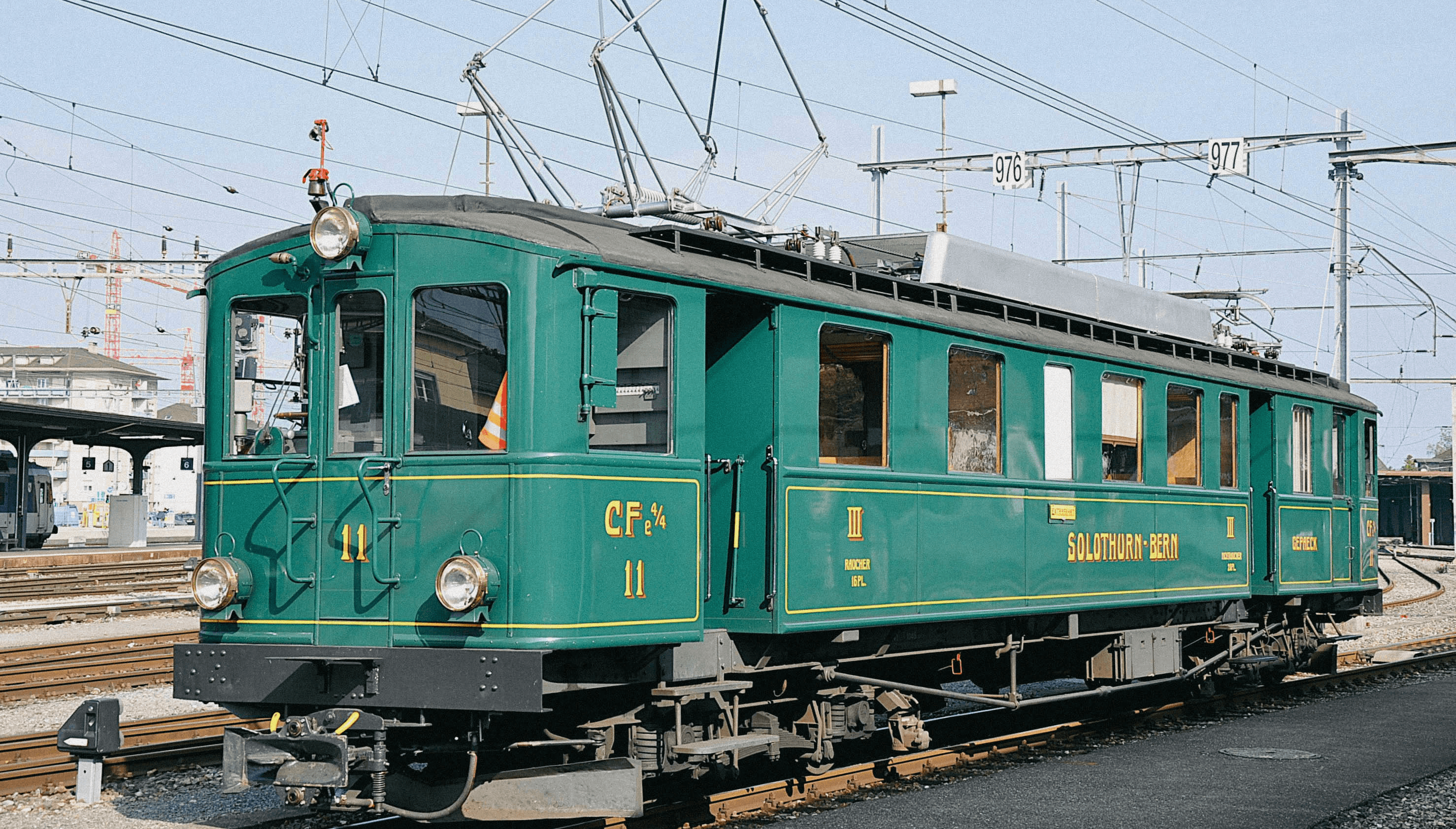 Der grüne historische Triebwagen hoschtet Schnägg auf dem Streckennetz