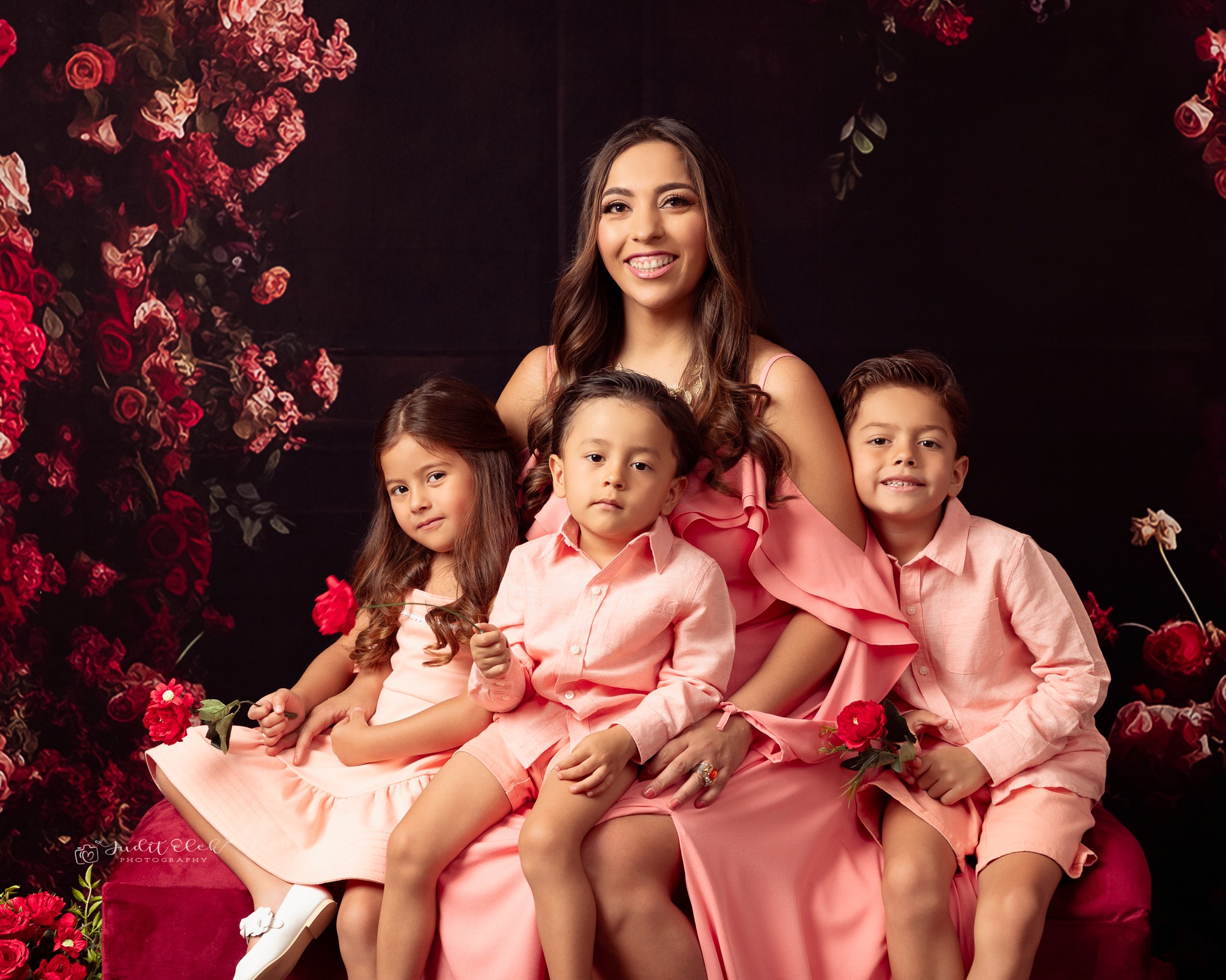 mamá riendo con sus hijos en una sesión de fotos