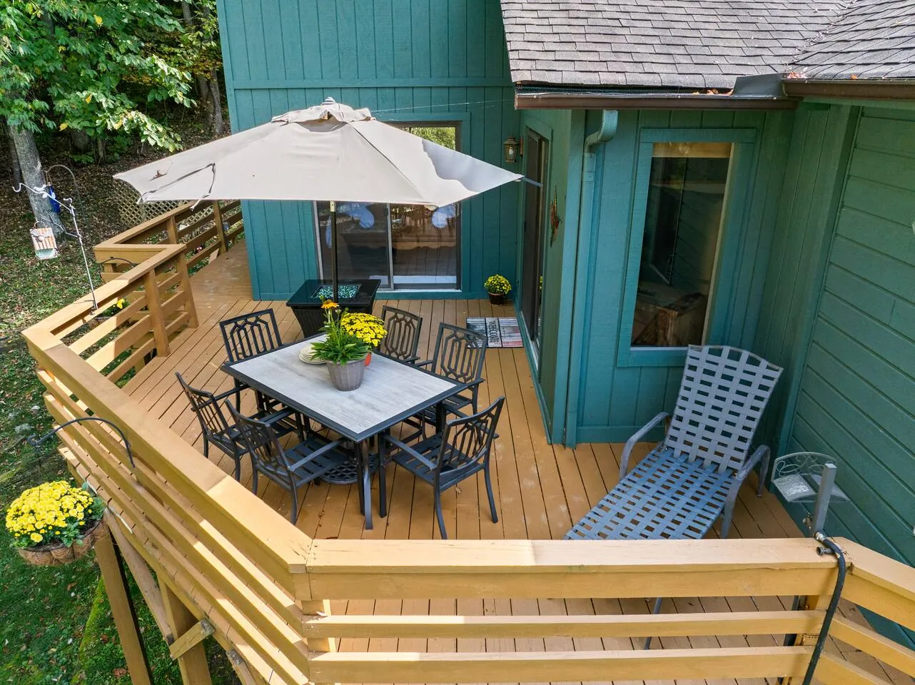 Bella Vita side deck with an umbrella table for six