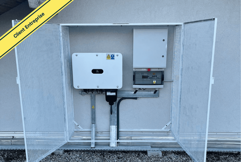 Photo d’un onduleur à Porte-de-Savoie en France, d’une entreprise équipée de panneaux photovoltaïques dont l'installation a été faite par Solarock.