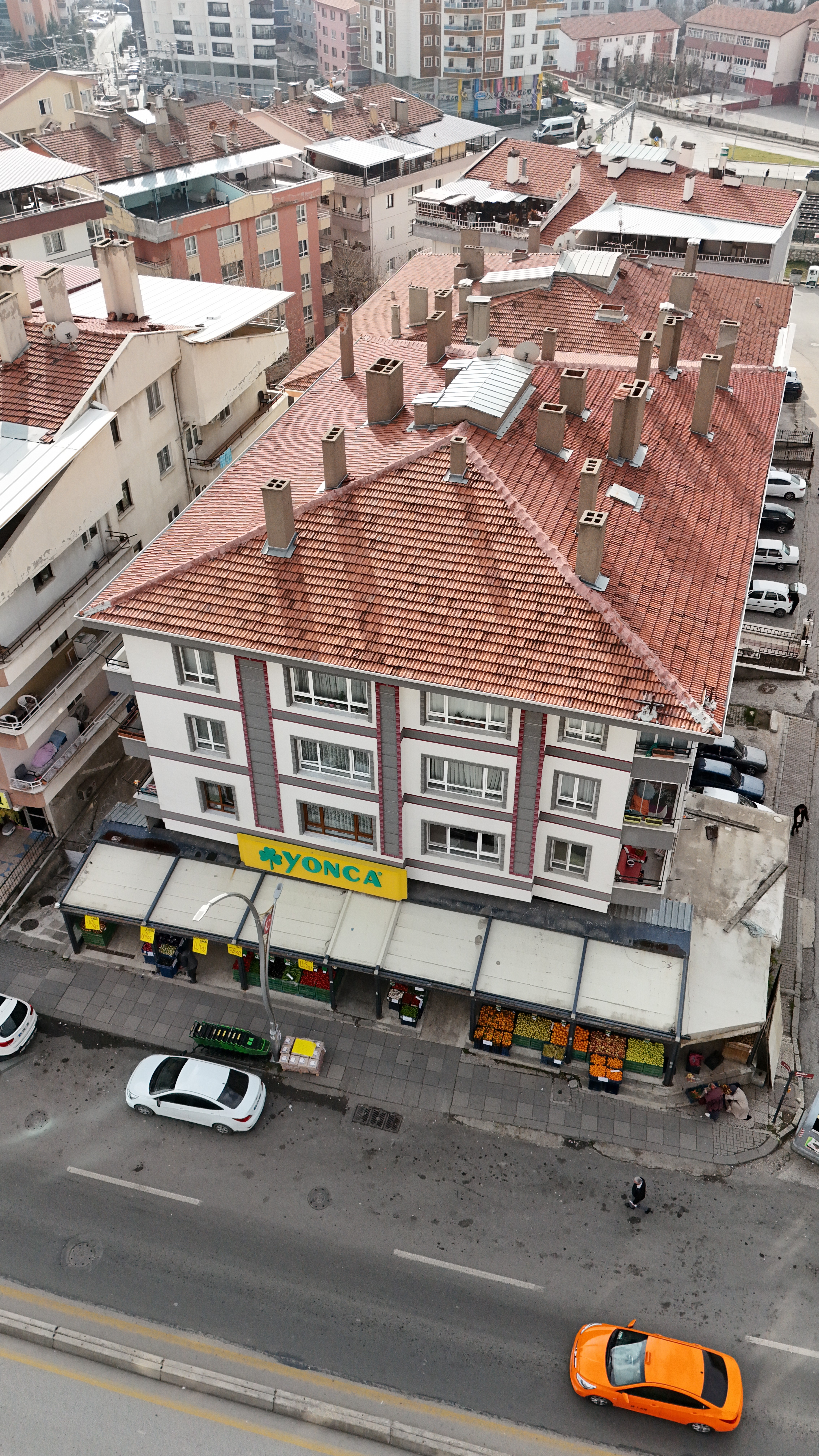 Ferah iç alanları ve sade düzeniyle rahat dolaşım sağlayan mağaza yapısı.