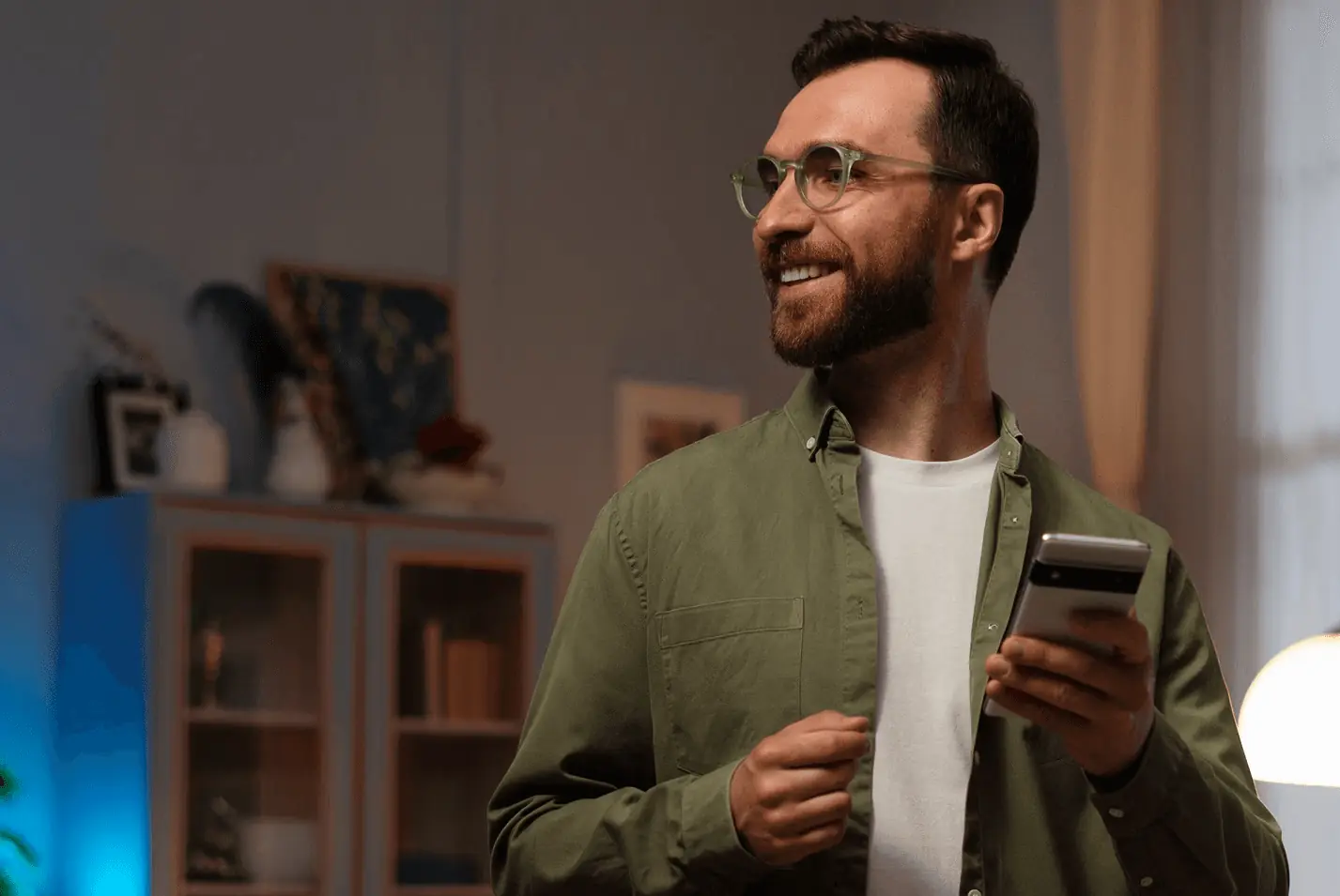 Trabalhador sorrindo em casa
