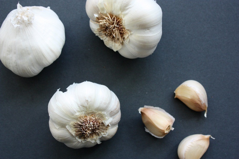 Avoid garlic to sweat less!