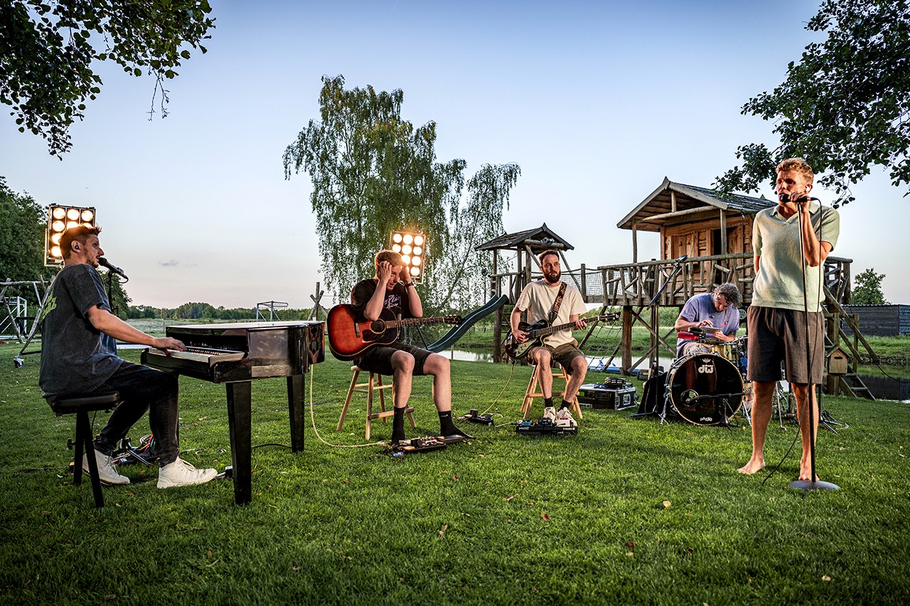 Foto in tuin voor clip muziek