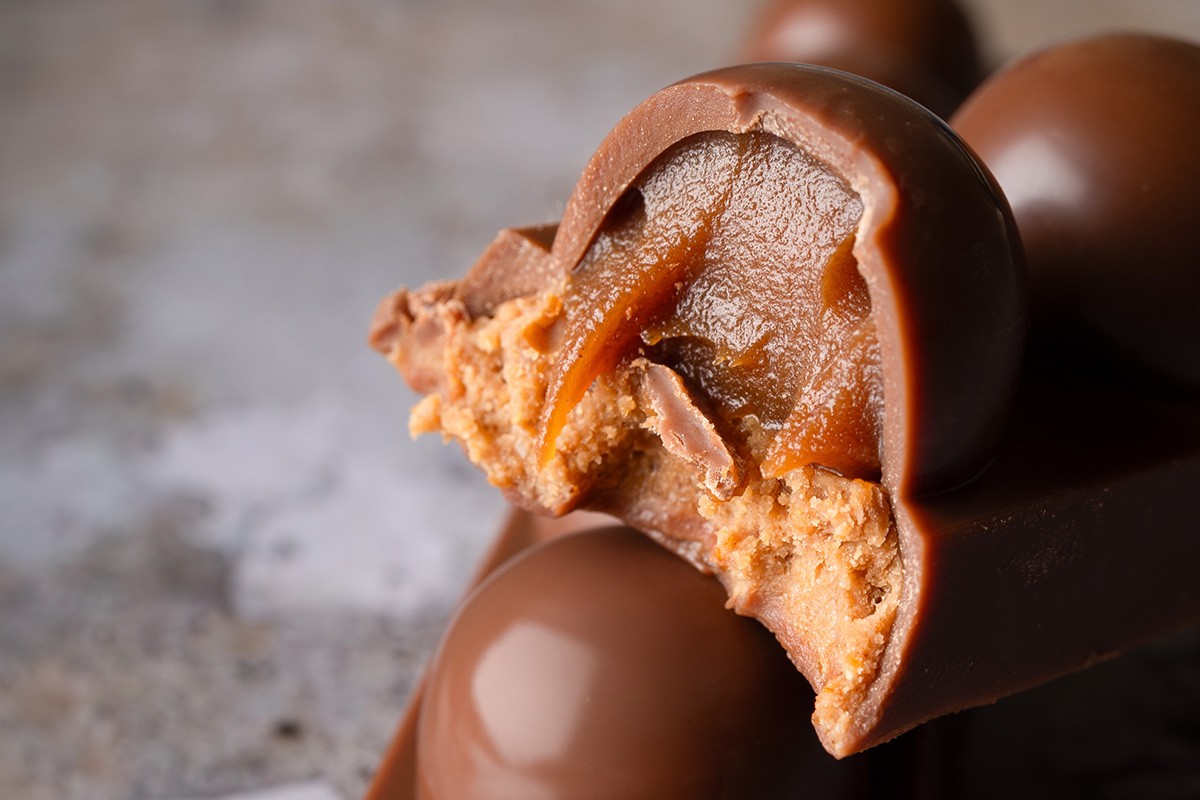 Gros plan sur une barre chocolatée fourée au caramel
