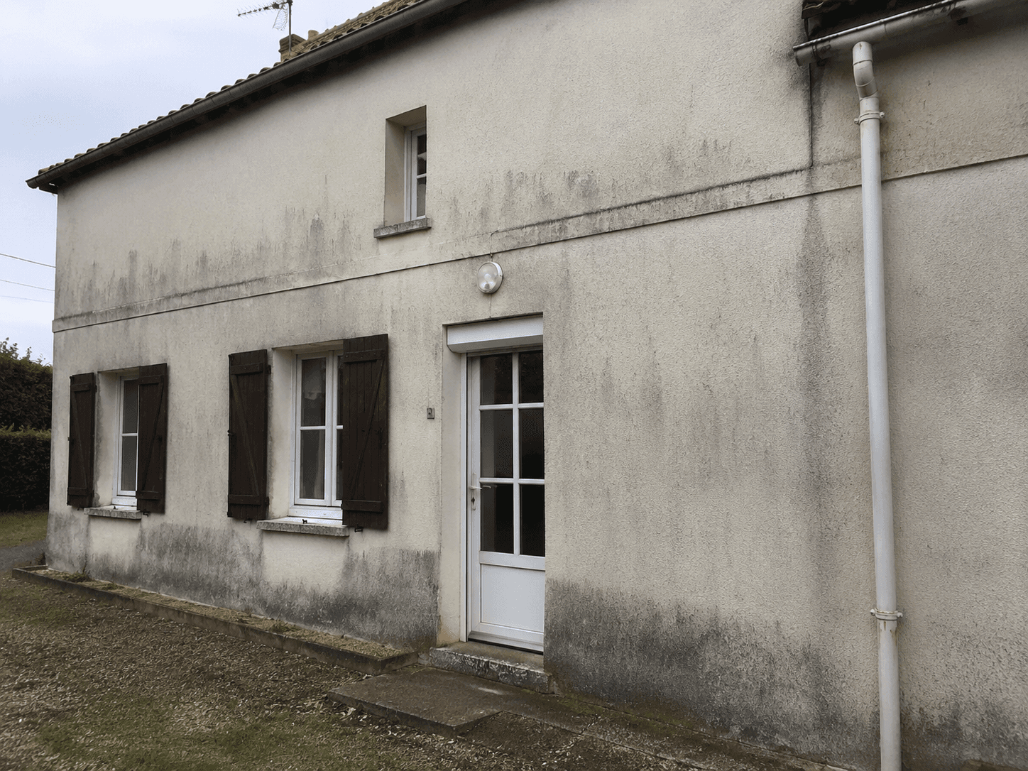 Toiture et façade avant rénovation extérieure