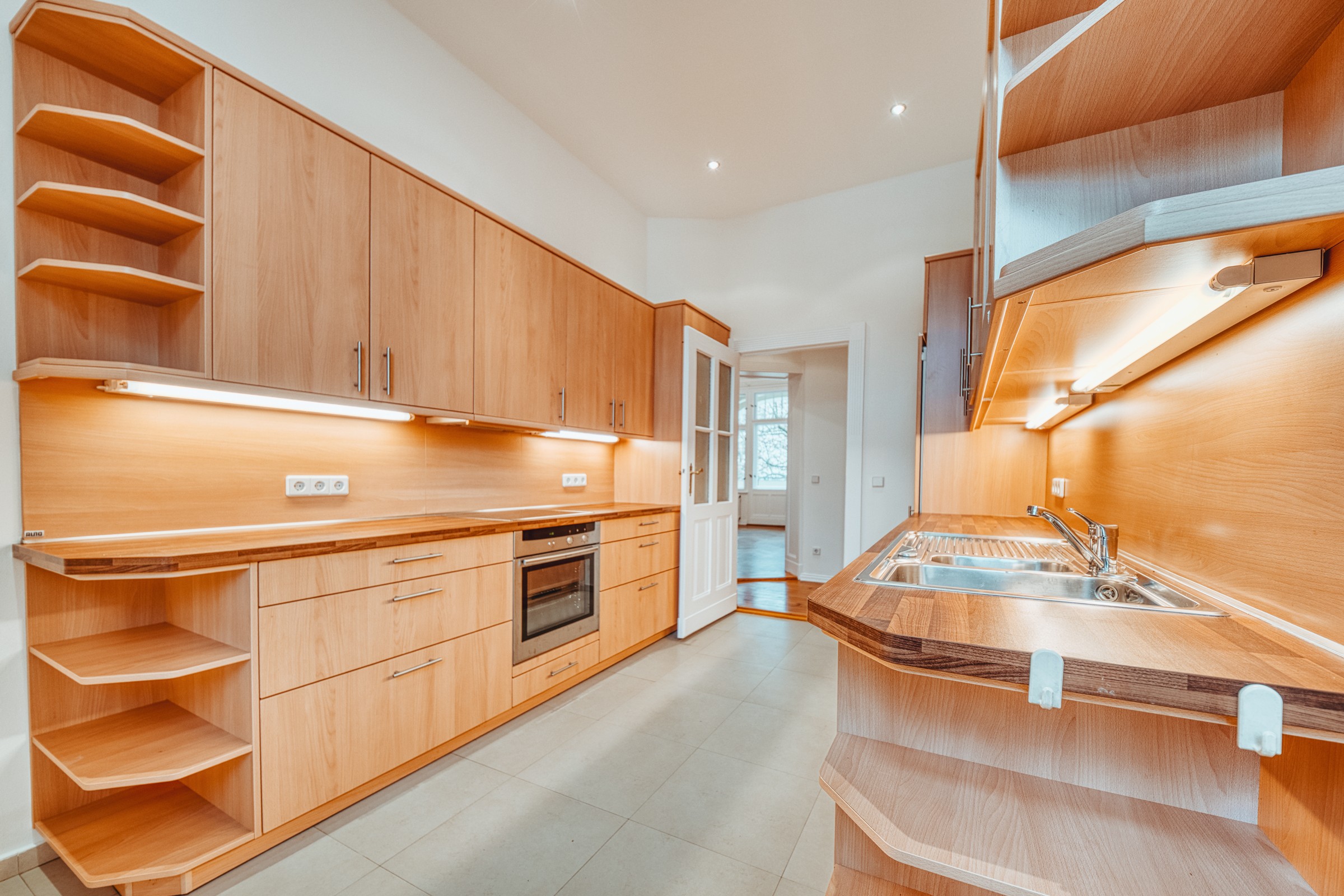 Modernes und helle Küche einer Eigentumswohnung, Altbauwohnung, Schöneberg Berlin Immobilienfotografie