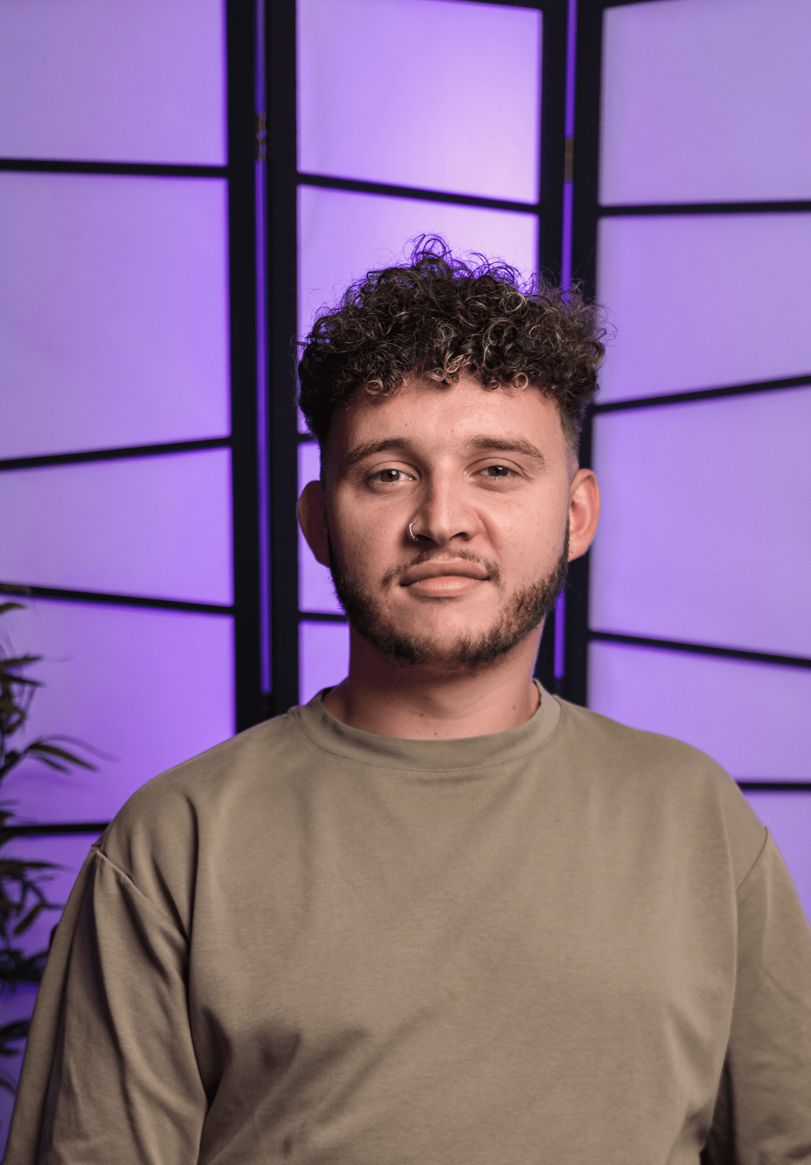 man in black crew neck shirt