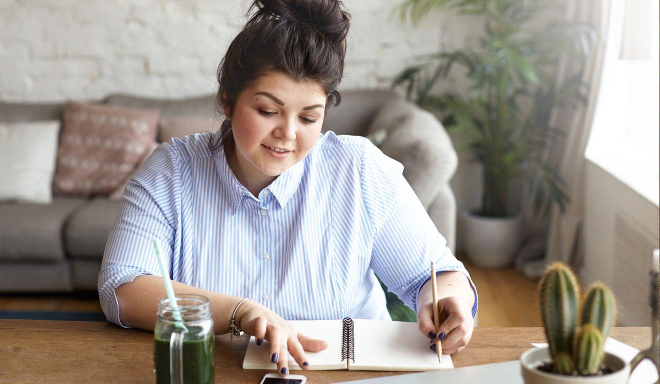 Imagem mostra mulher anotando quanto custa o estilo de vida