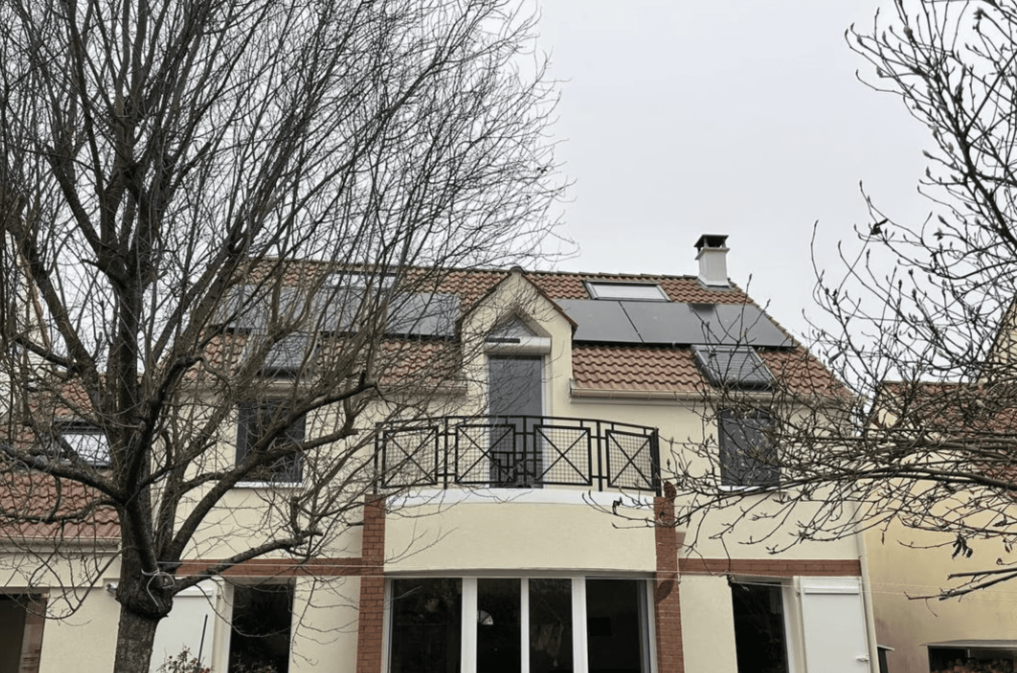 Photo d'une maison équipée de panneaux photovoltaïque dont l'installation à été réalisée par l'agence Ile-de-France